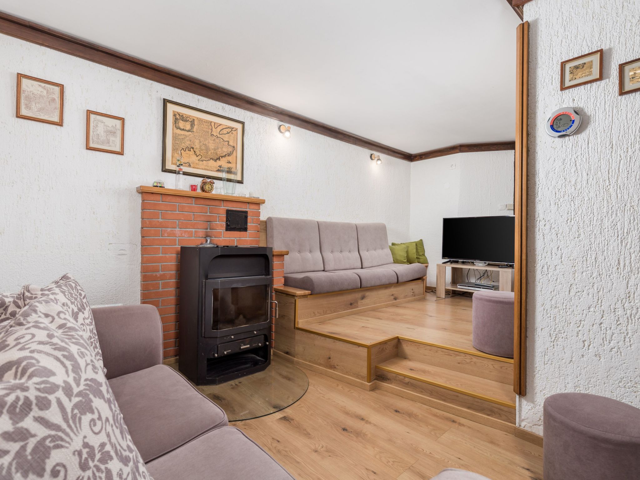 Mit großem Garten und Pool-Inside