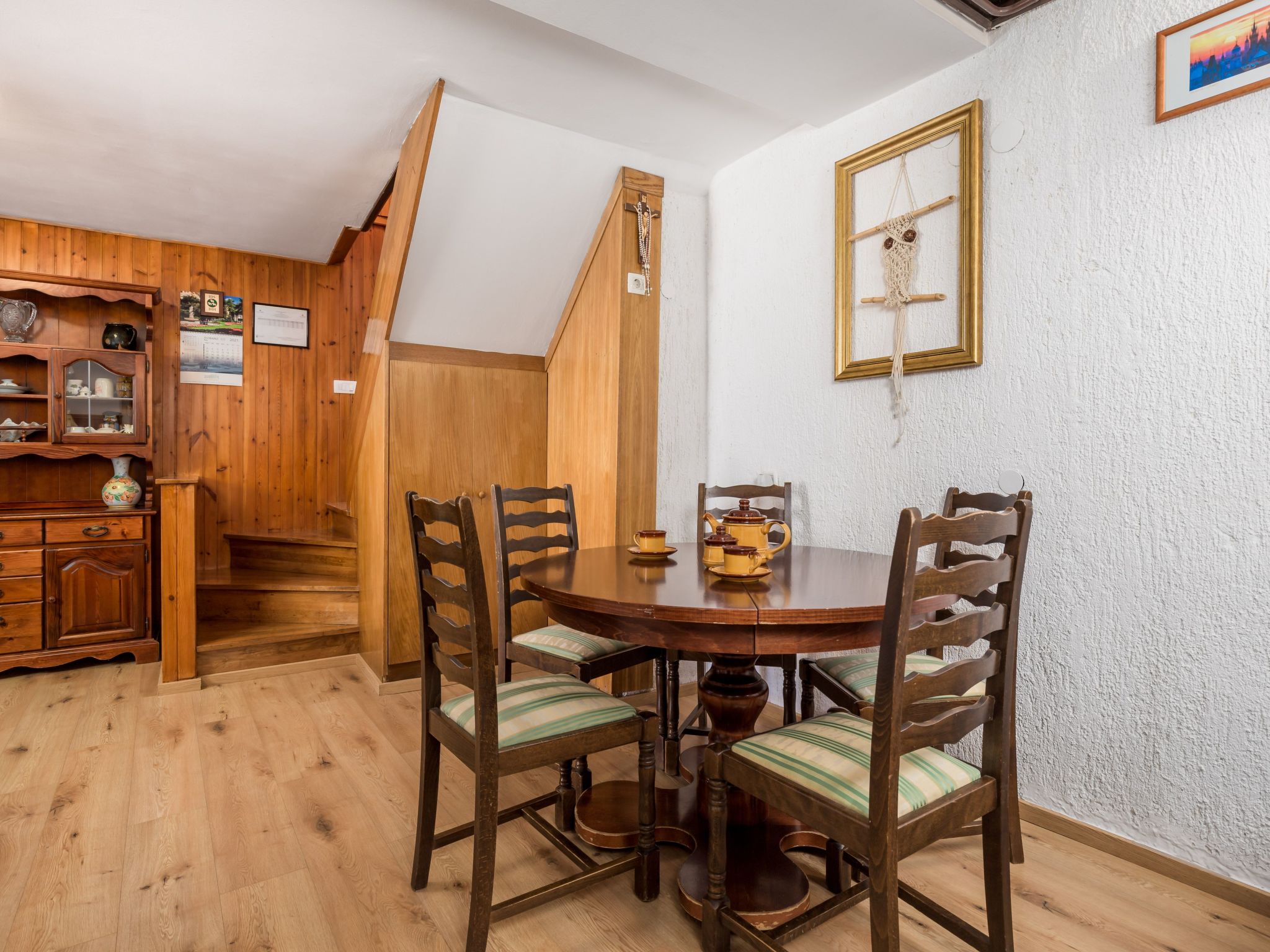 Mit großem Garten und Pool-Inside