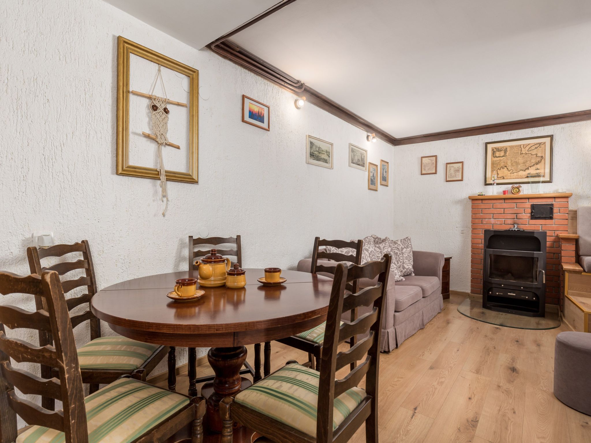 Mit großem Garten und Pool-Inside