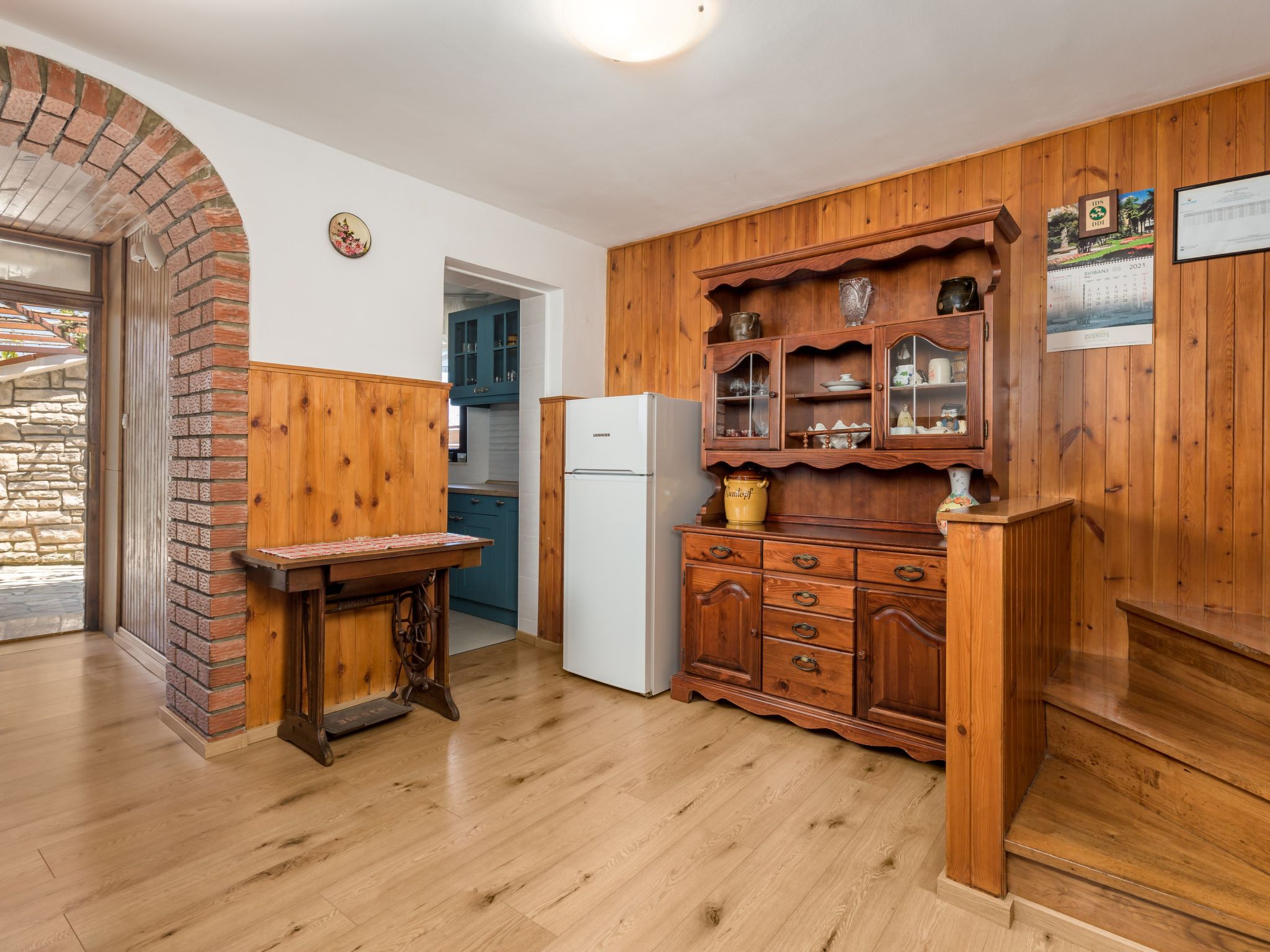 Mit großem Garten und Pool-Inside