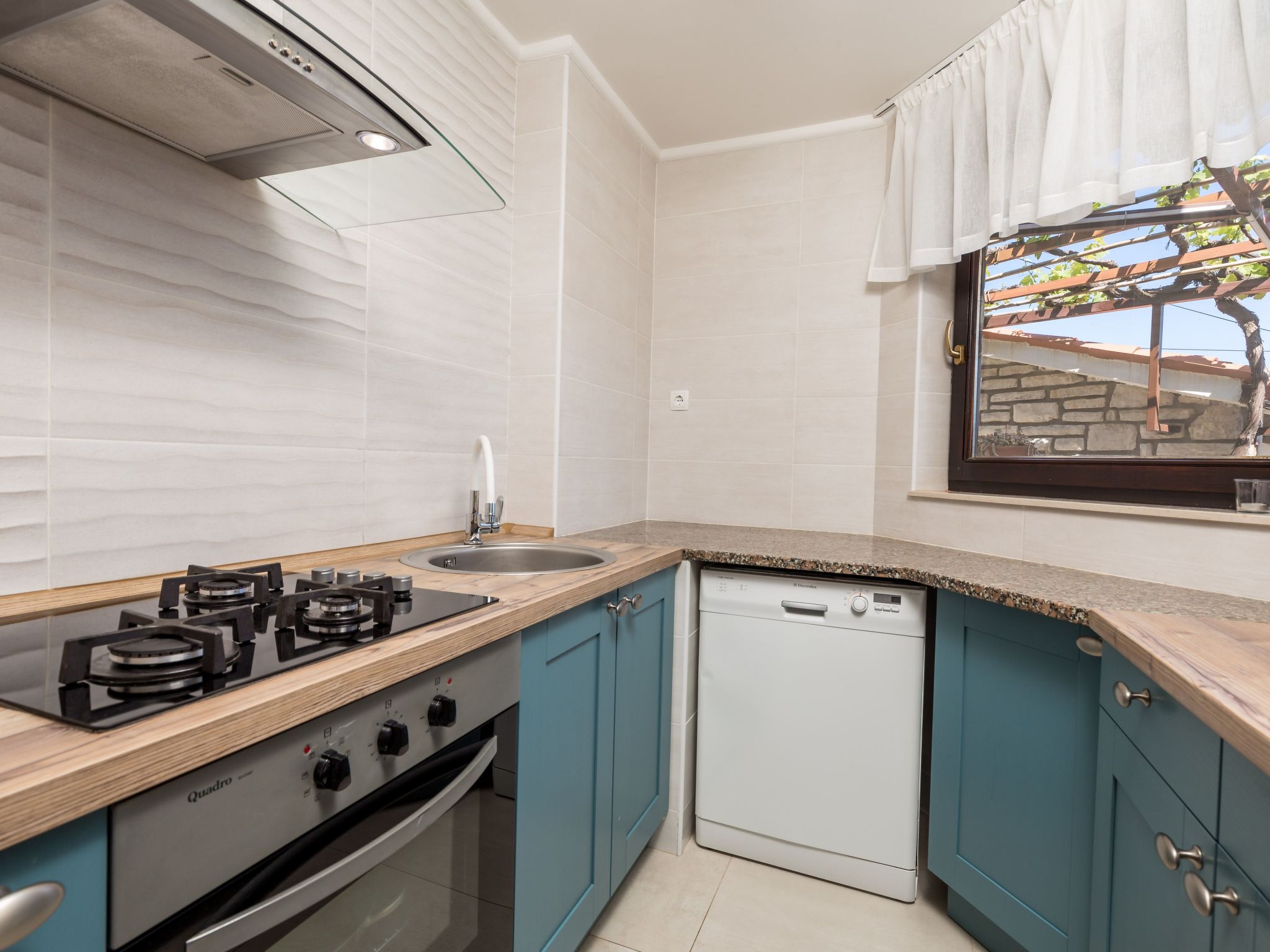 Mit großem Garten und Pool-Inside