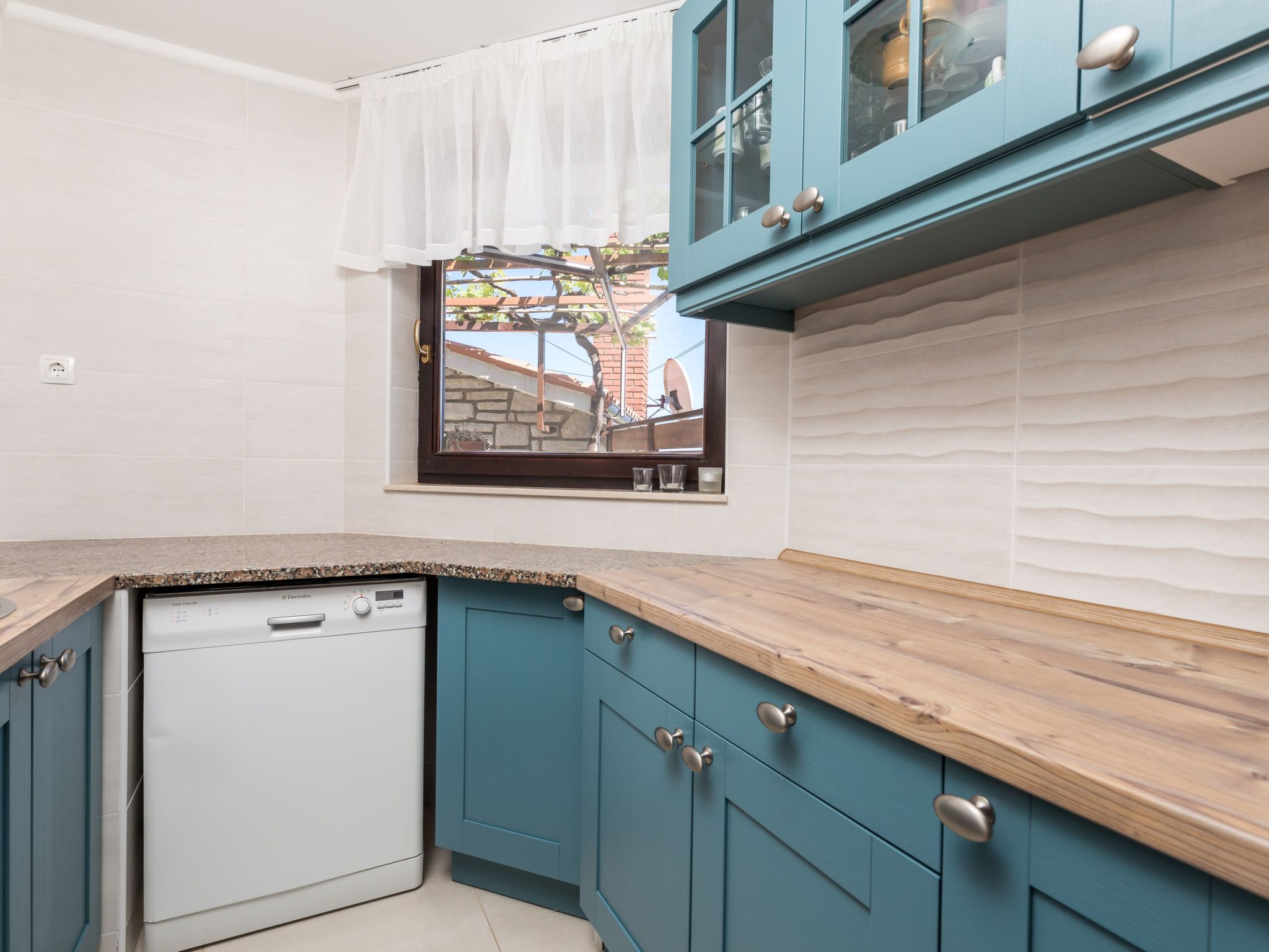 Mit großem Garten und Pool-Inside