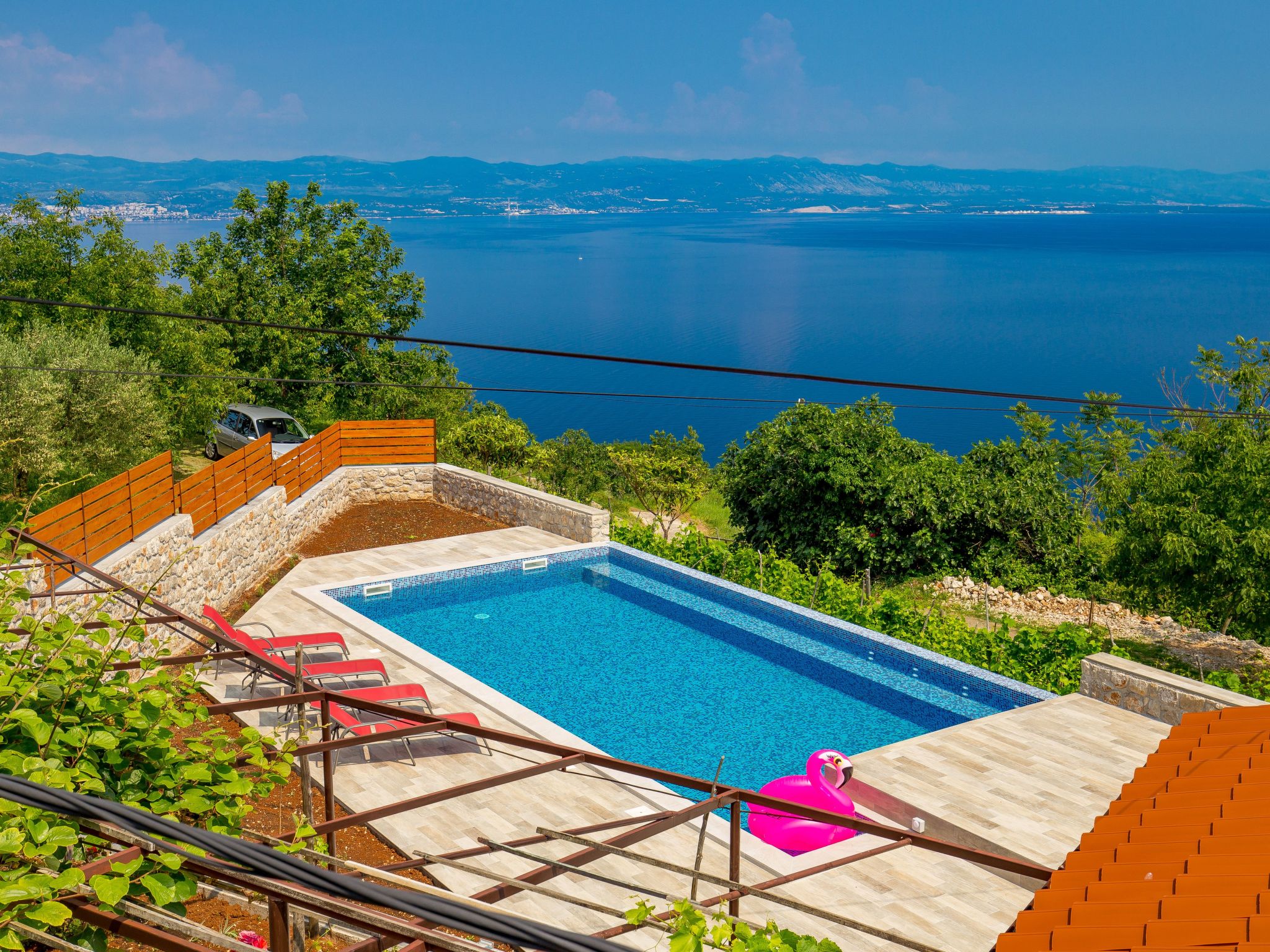 Mit großem Garten und Pool-Inside