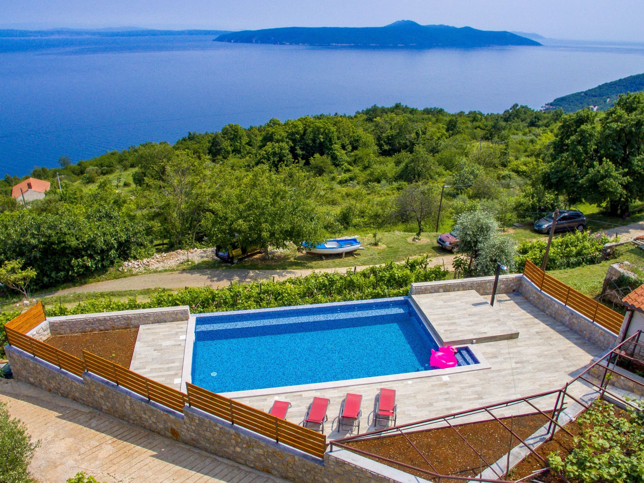 Mit großem Garten und Pool