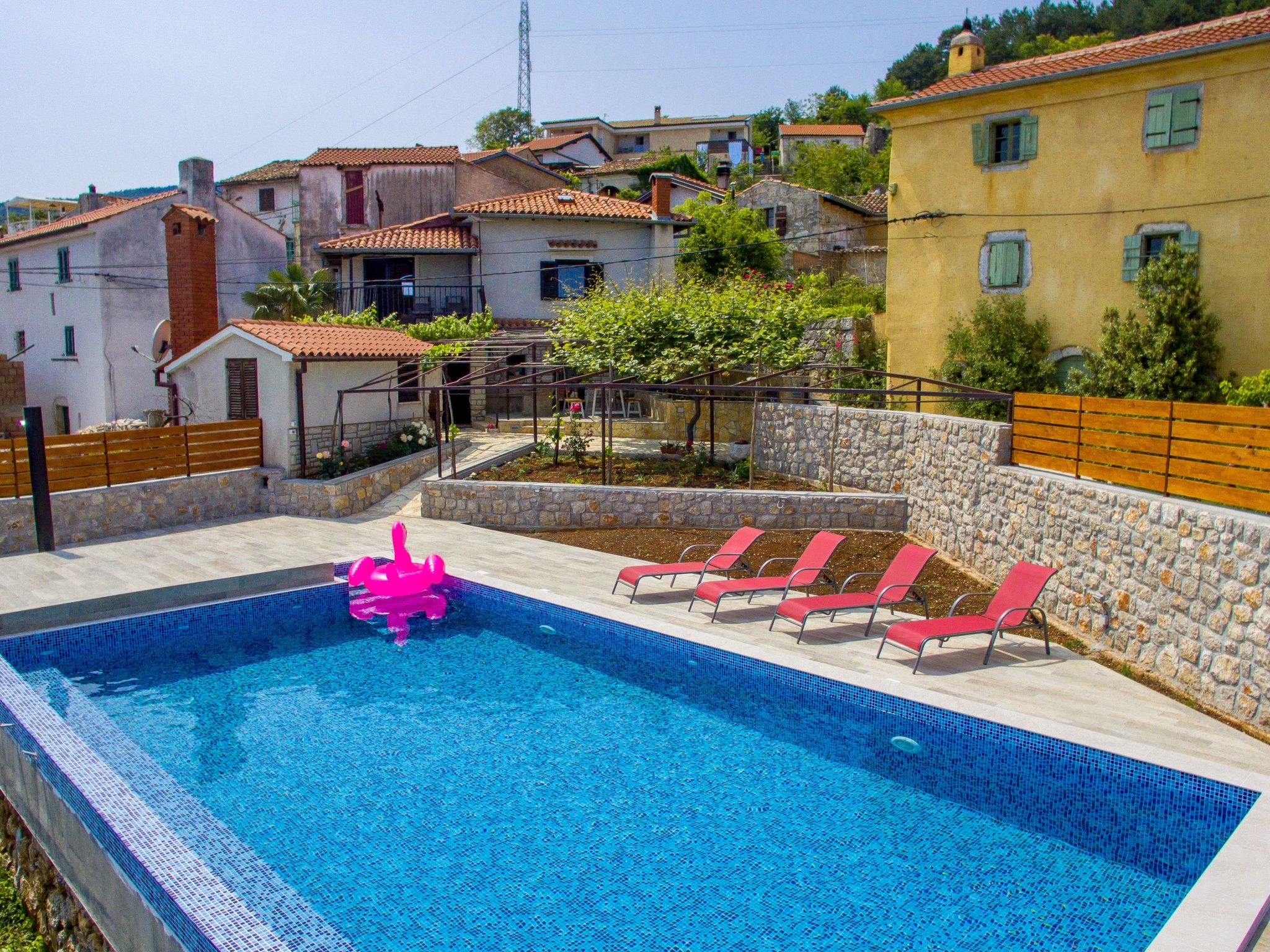 Mit großem Garten und Pool-Inside