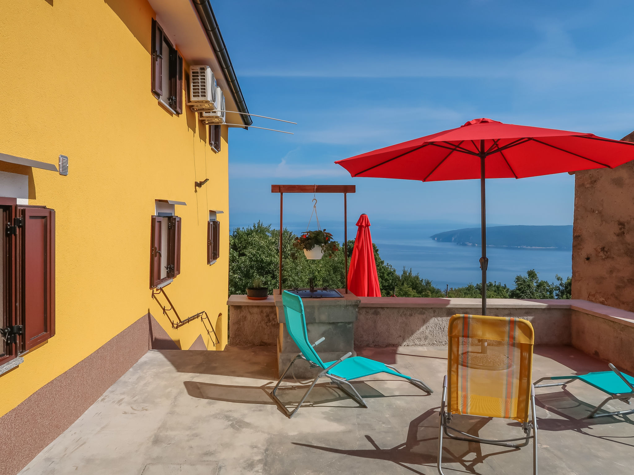 Huis 4-kamers 70 m2 op 2 verdiepingen, op het zuiden gelegen. Woon-/eetkamer 30 m2 met Sat-TV en elektrische kachel. 1 kamer 12 m2 met 1 2-pers bed (2 x 90 cm, lengte 200 cm). Open keuken (4-pits kook..