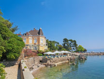Historisch appartement aan zee in Lovran, 100m van het strand - thumbnail 1