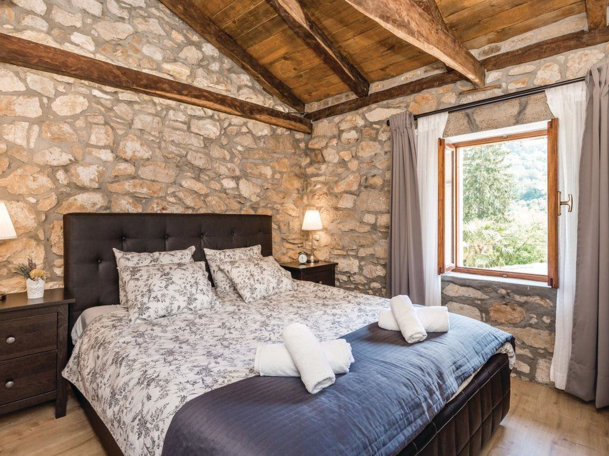 In Lovranska Draga mit großem Kamin-Binnen