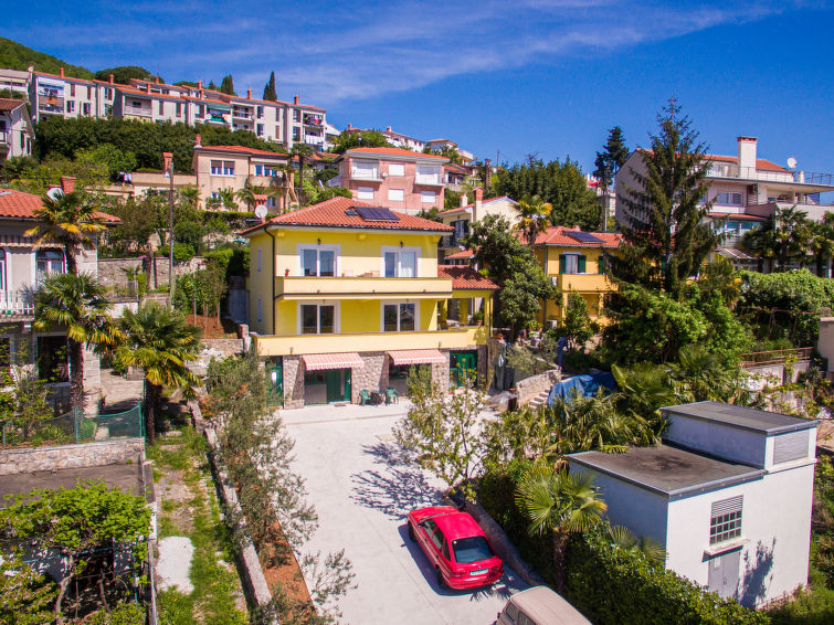 Op 400 m van zee: Sfeervol appartement met zeezicht in centrum Opatija in Opatija