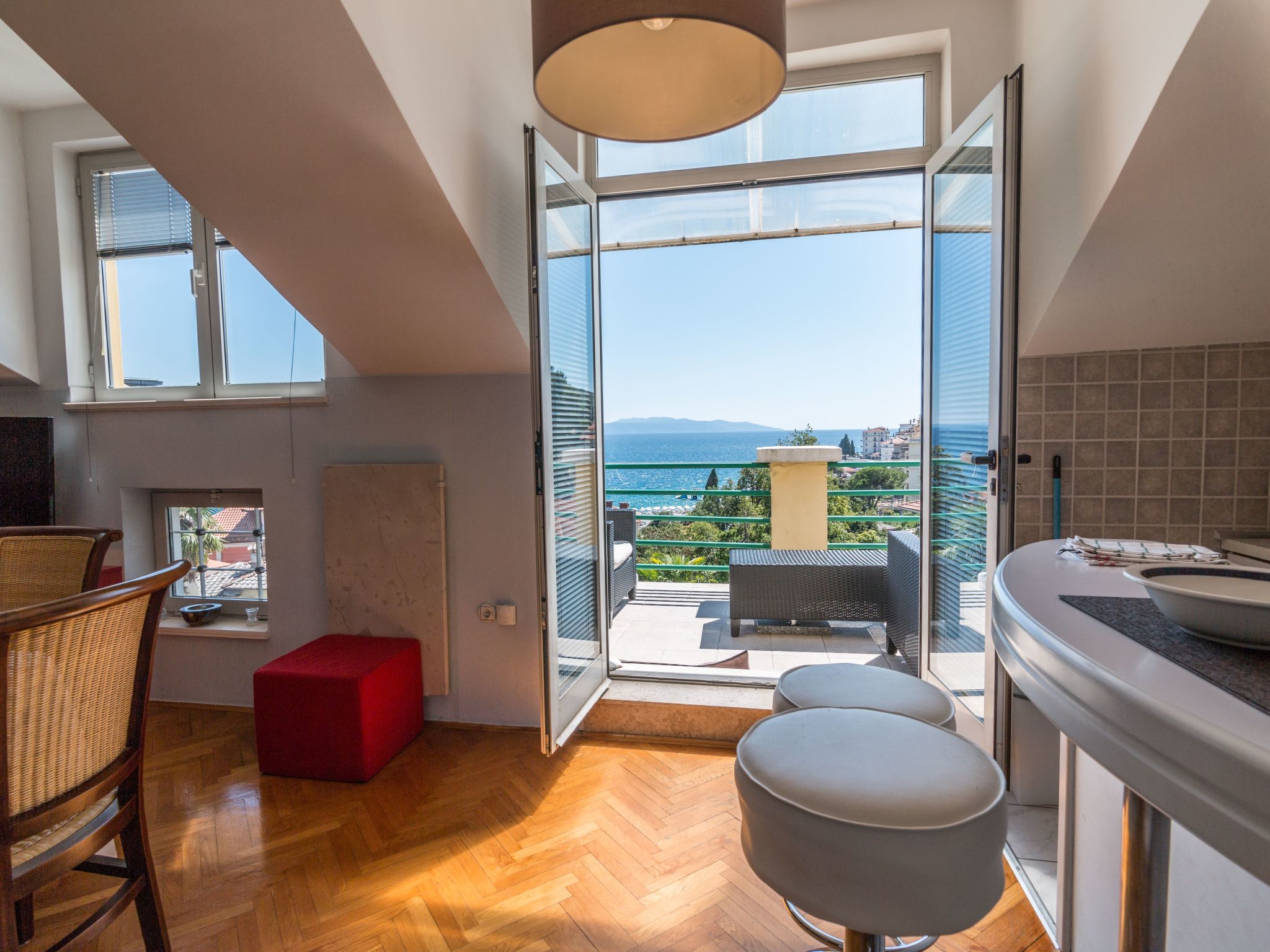 "Penthouse" mit Blick auf das Wasser-Drinnen