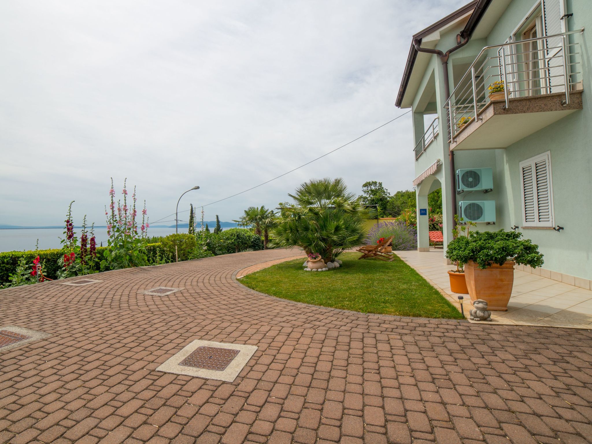 The building is located above the old fishing village of Volosca, a hamlet of Opatija. Its location offers a magnificent view of the Kvarner Bay. It is located 300 metres from the sea, at an altitude ..