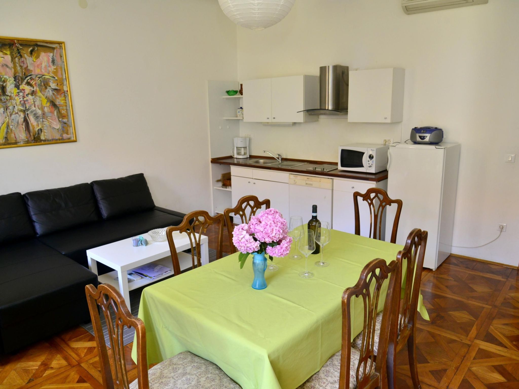 Schöne Ferienwohnung mit Balkon und Garten-Dedans