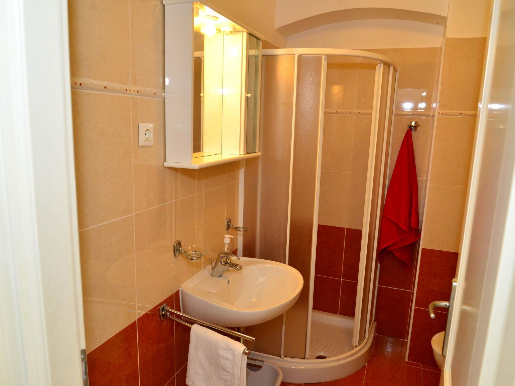 Schöne Ferienwohnung mit Balkon und Garten-Dedans