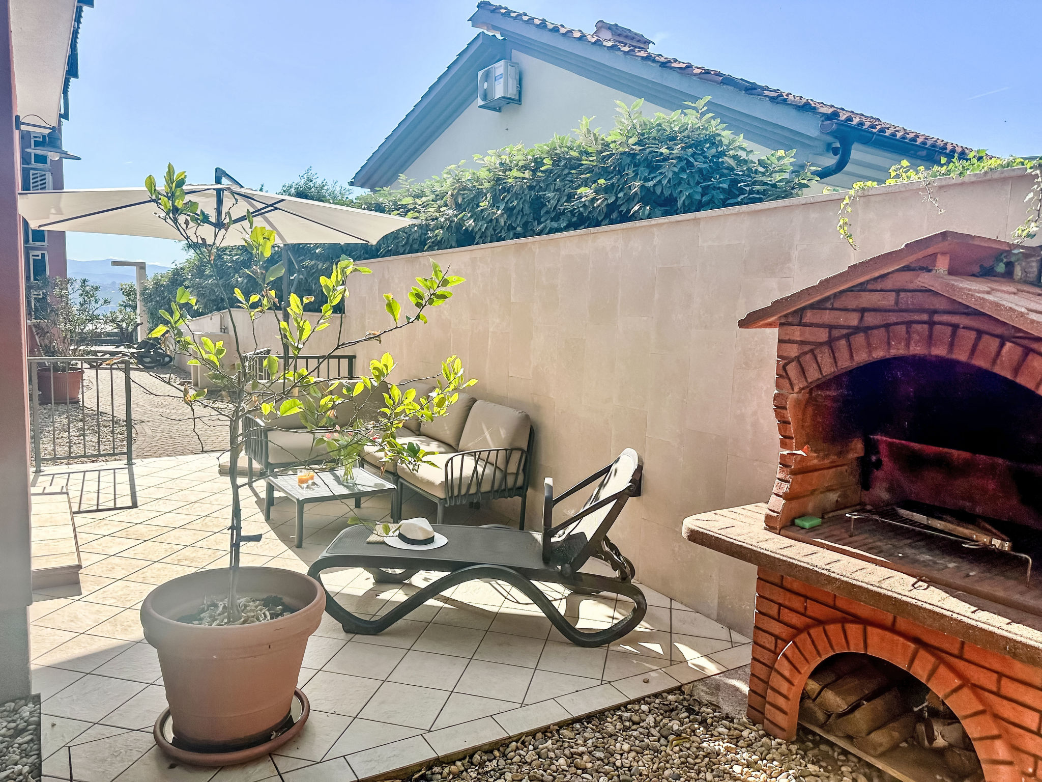 Modernes Apartment mit großer Terrasse und Grillmöglichkeit - Outside