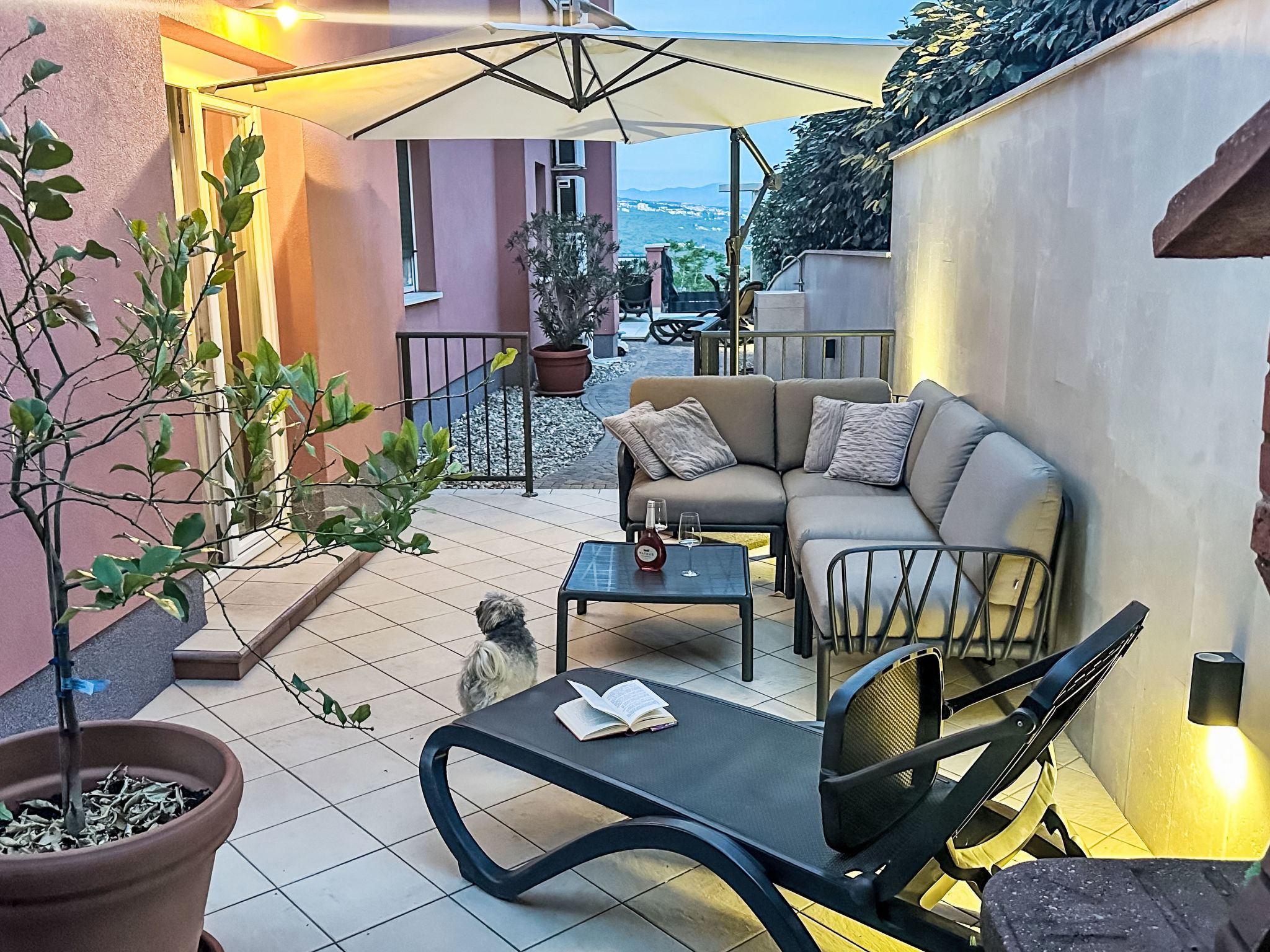 Modernes Apartment mit großer Terrasse und Grillmöglichkeit