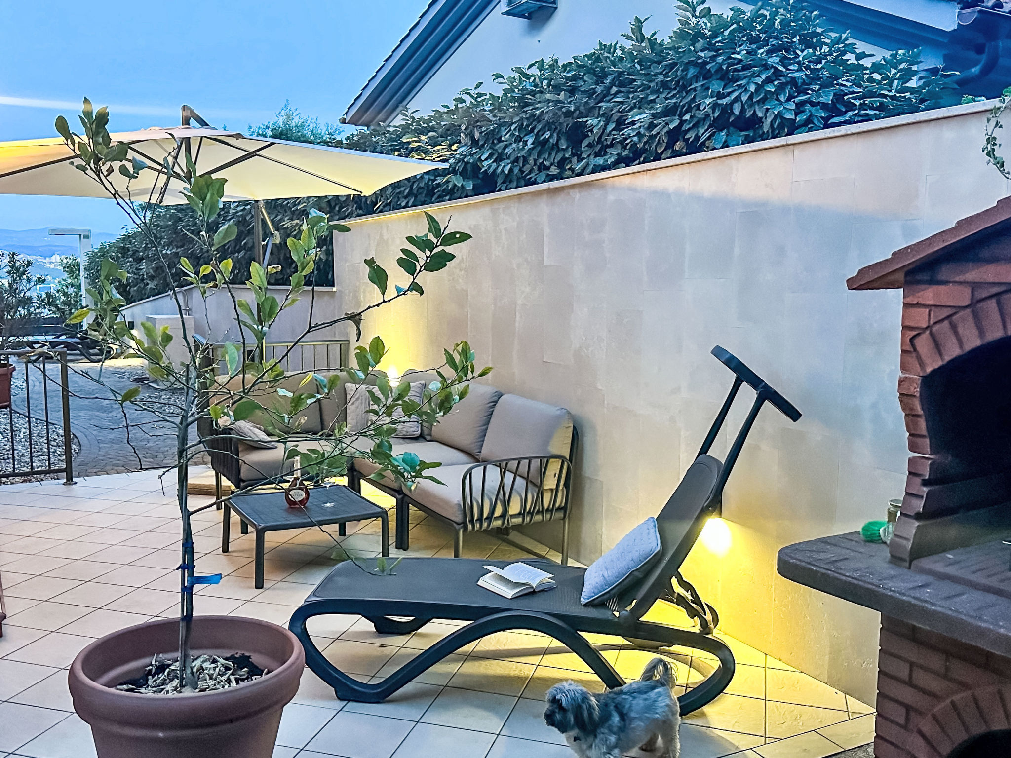 Modernes Apartment mit großer Terrasse und Grillmöglichkeit - Outside