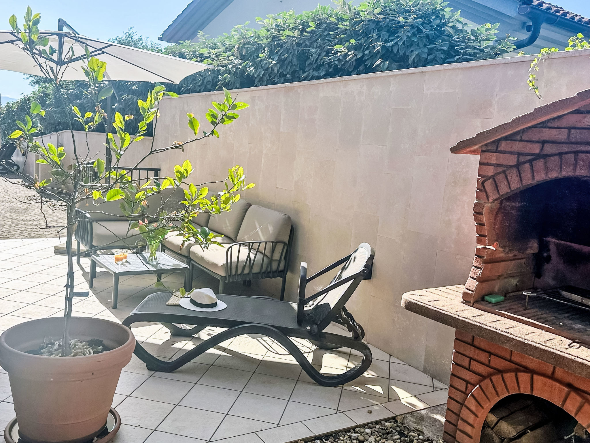 Modernes Apartment mit großer Terrasse und Grillmöglichkeit - Outside
