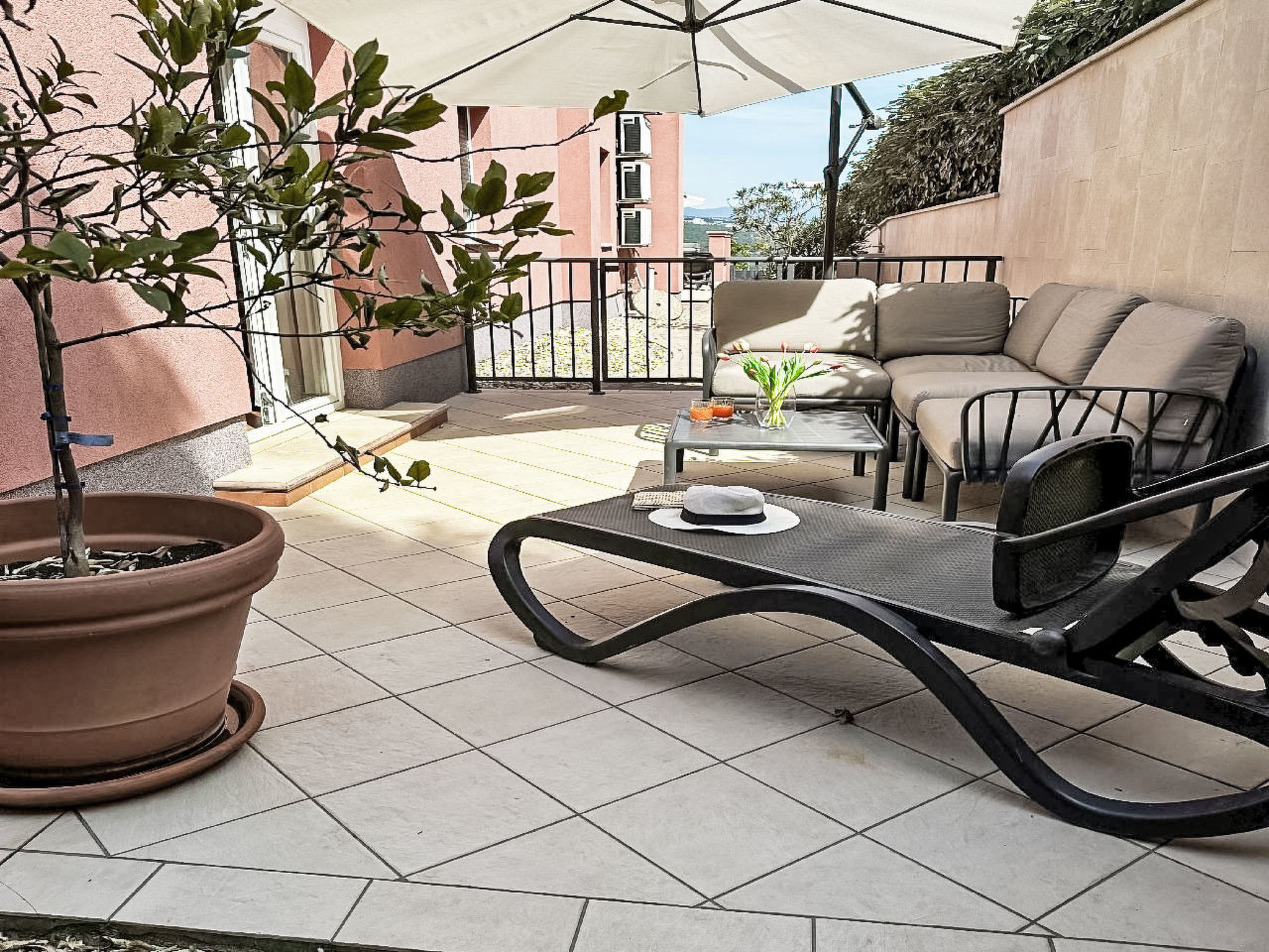 Modernes Apartment mit großer Terrasse und Grillmöglichkeit - Outside