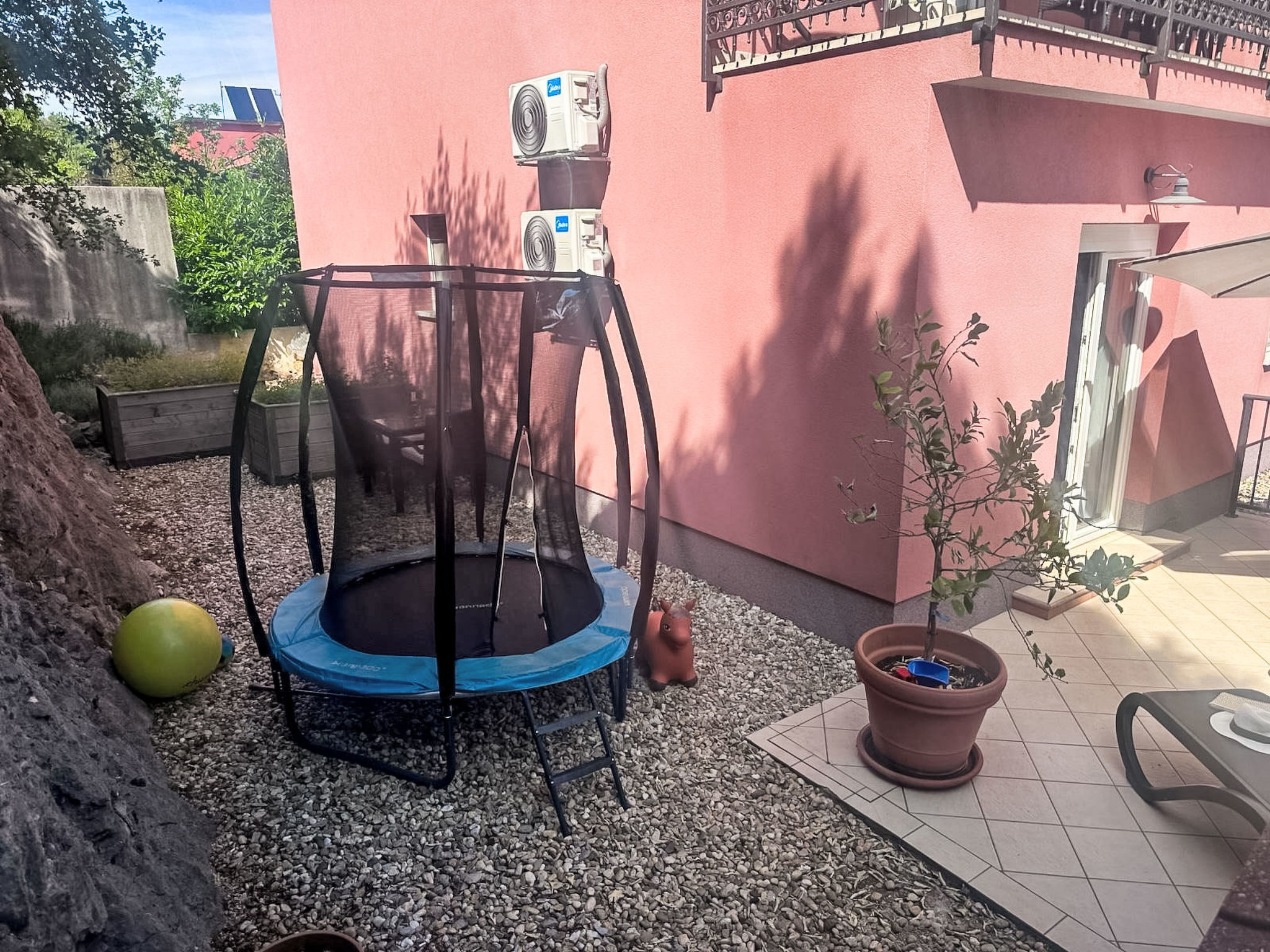 Modernes Apartment mit großer Terrasse und Grillmöglichkeit - Outside