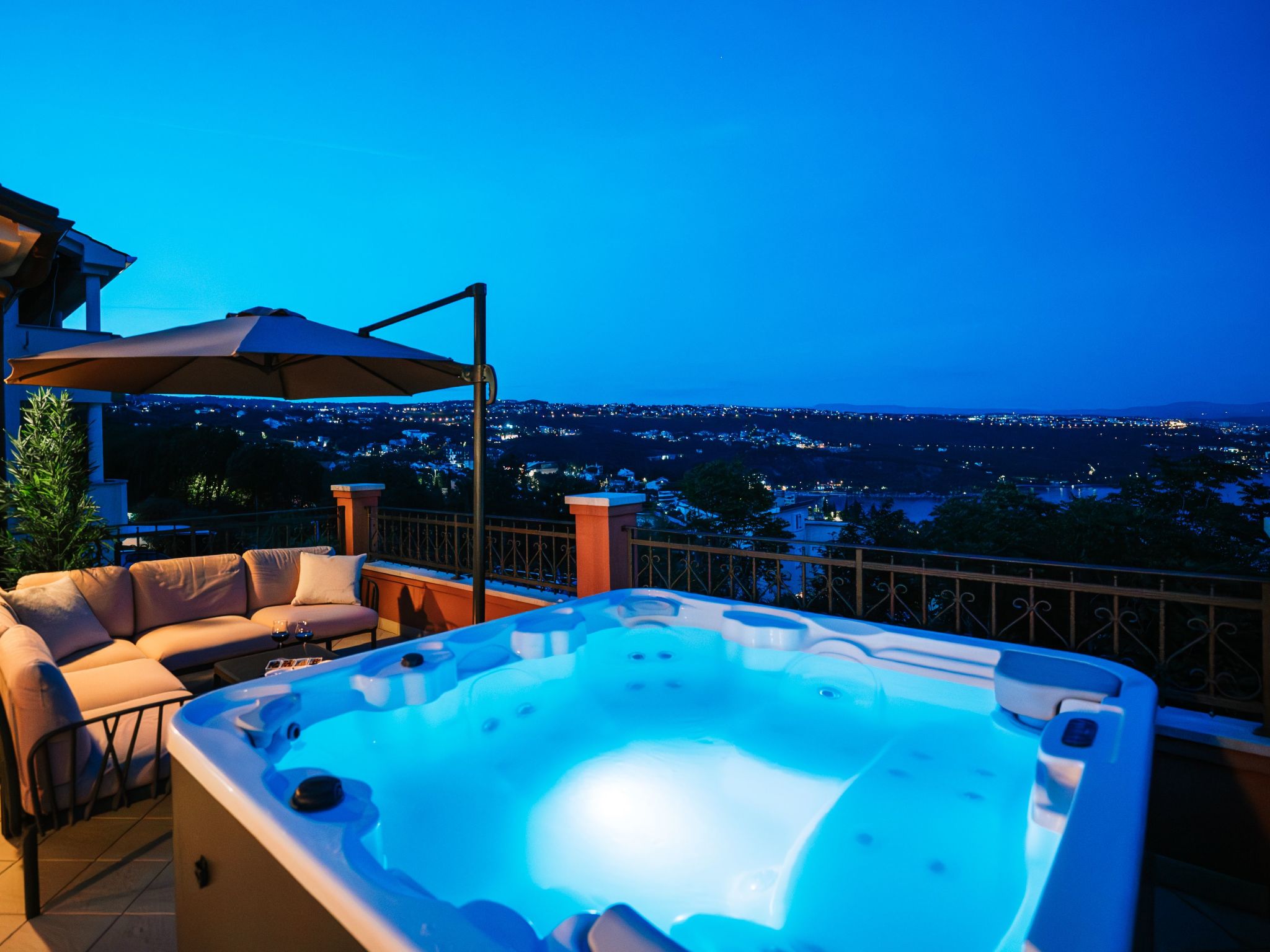 Großzügiges, modernes Apartment mit Terrasse und Meerblick - Image-tags.info