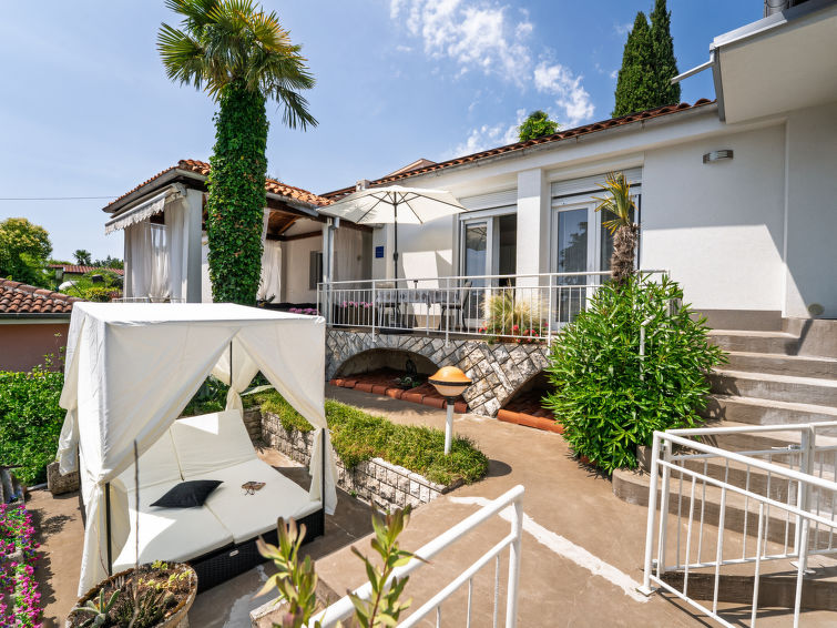 Op 350 m van zee: Zonnig appartement Villa Nika in Ika in Opatija/Ika