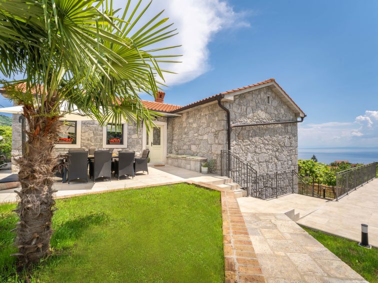8-persoons vakantiehuis met privézwembad en zeezicht in Ičići in Opatija/Ičići