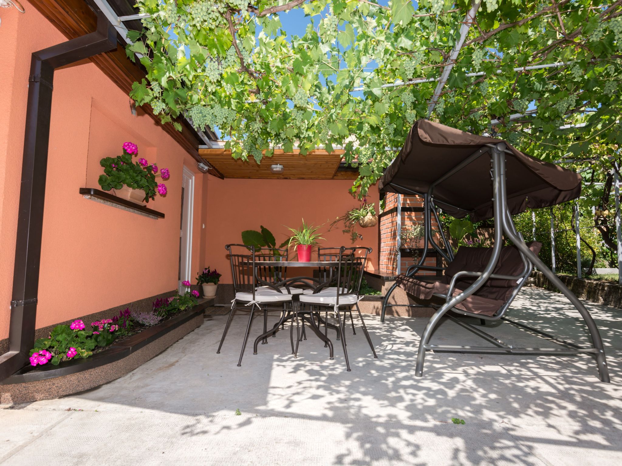 Mit Garten, Grill und Terrasse