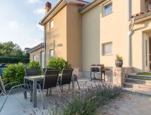 mit Garten, Grill und Terrasse
