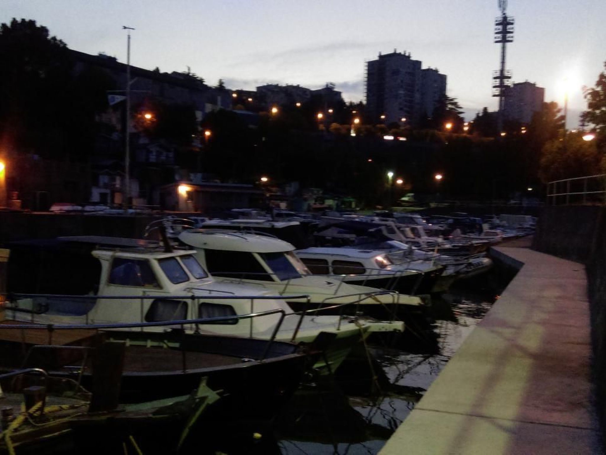 Wohnung in Rijeka mit Terrasse und Grill-Binnen