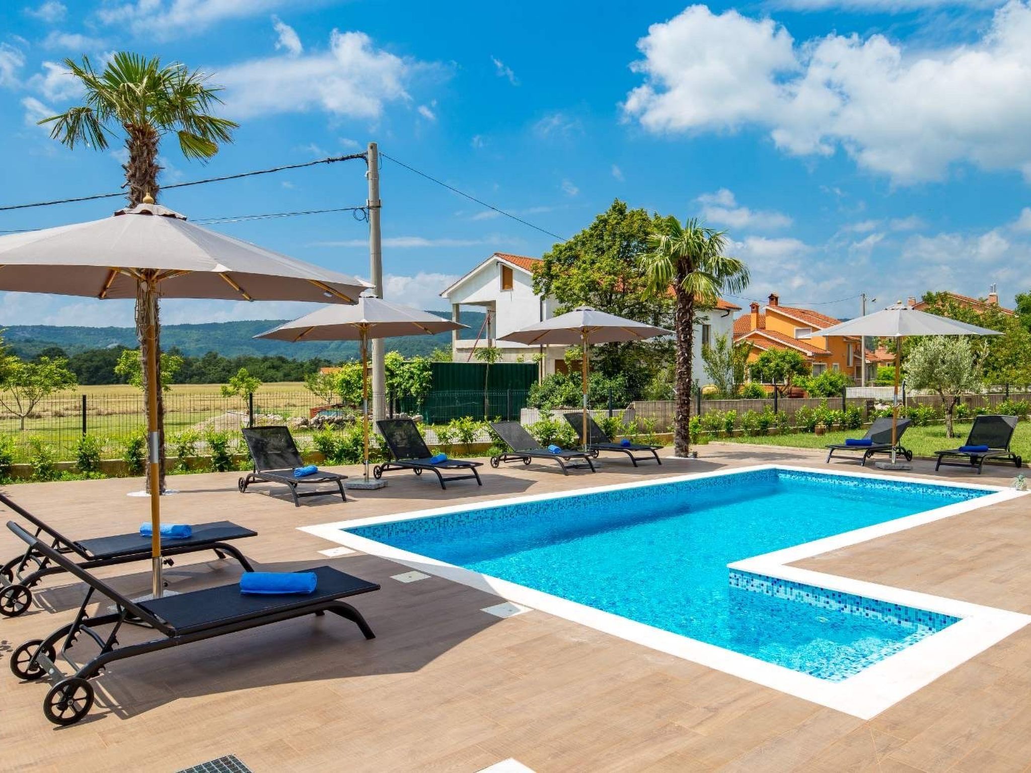 Schönes Haus für 8 Personen mit großem Schwimmbad-Binnen