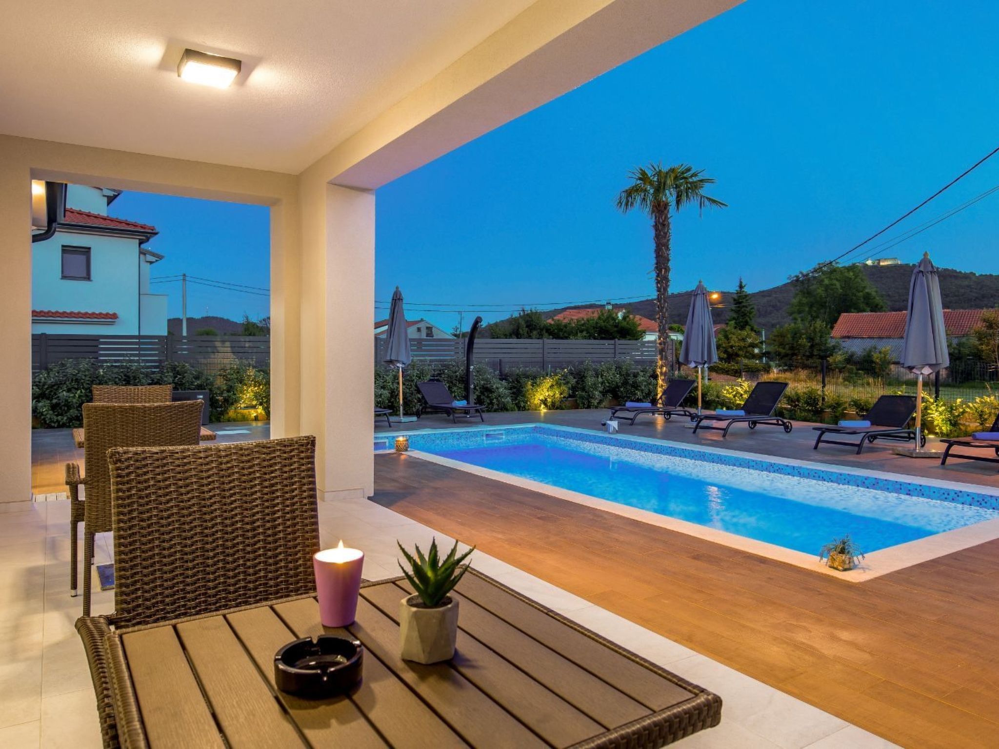 Schönes Haus für 8 Personen mit großem Schwimmbad-Binnen