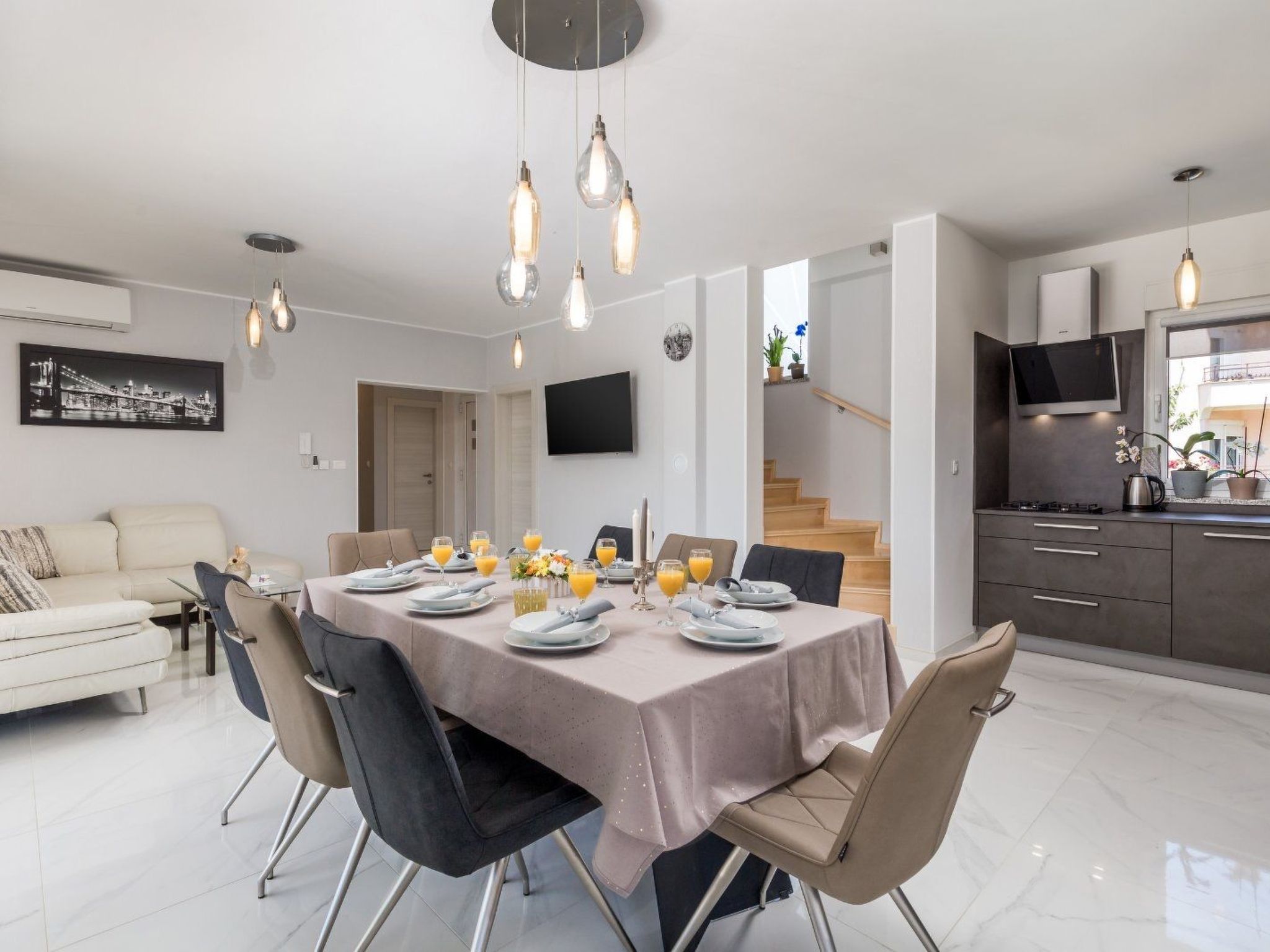 Schönes Haus für 8 Personen mit großem Schwimmbad-Binnen