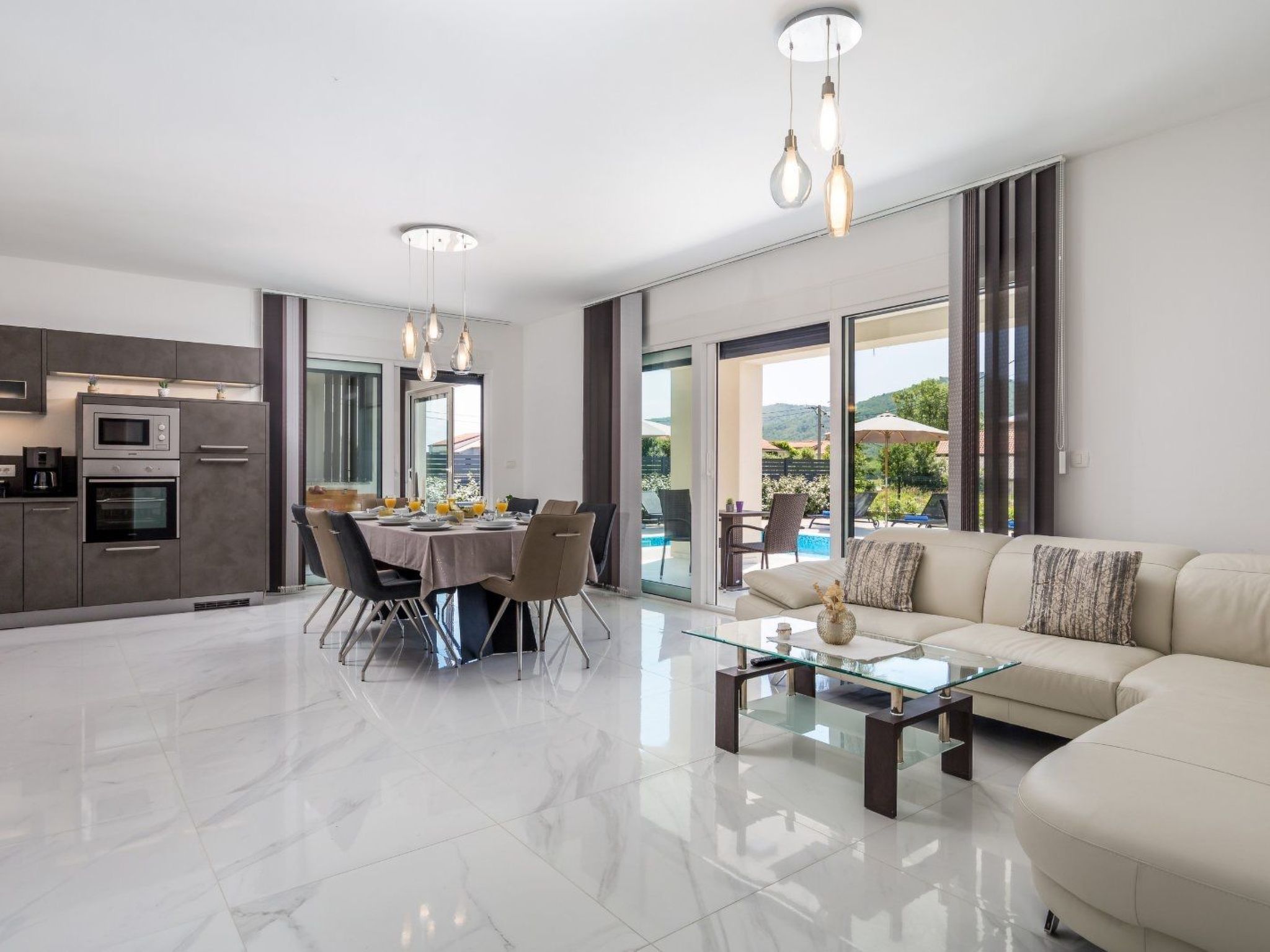 Schönes Haus für 8 Personen mit großem Schwimmbad-Binnen