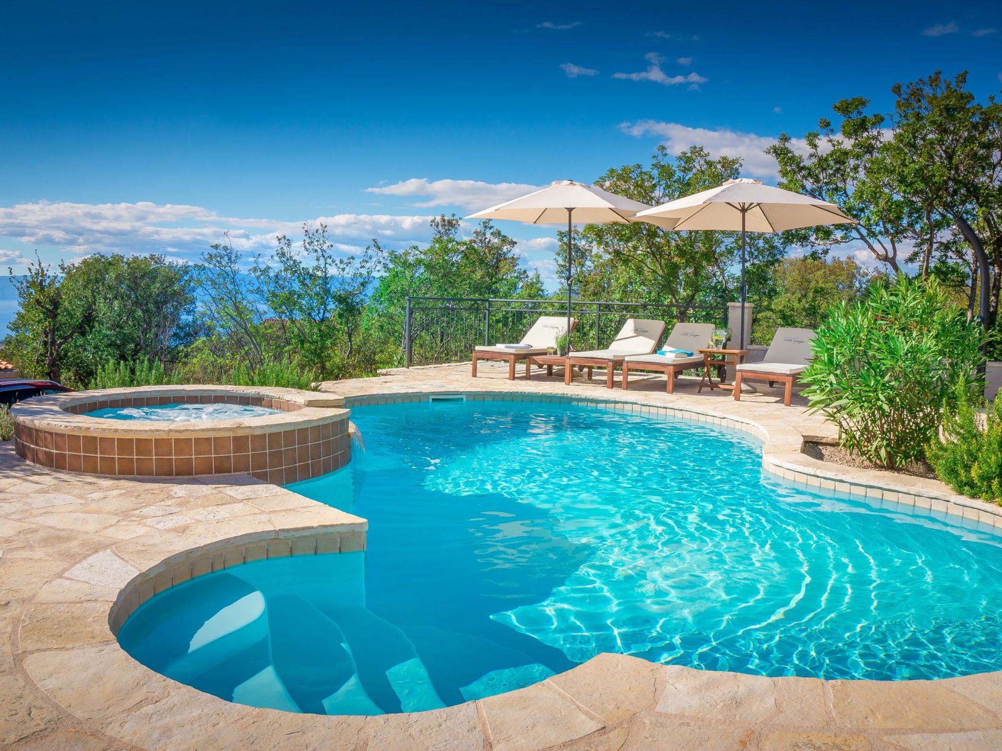 Ferienvilla mit Blick auf das Wasser-Inside
