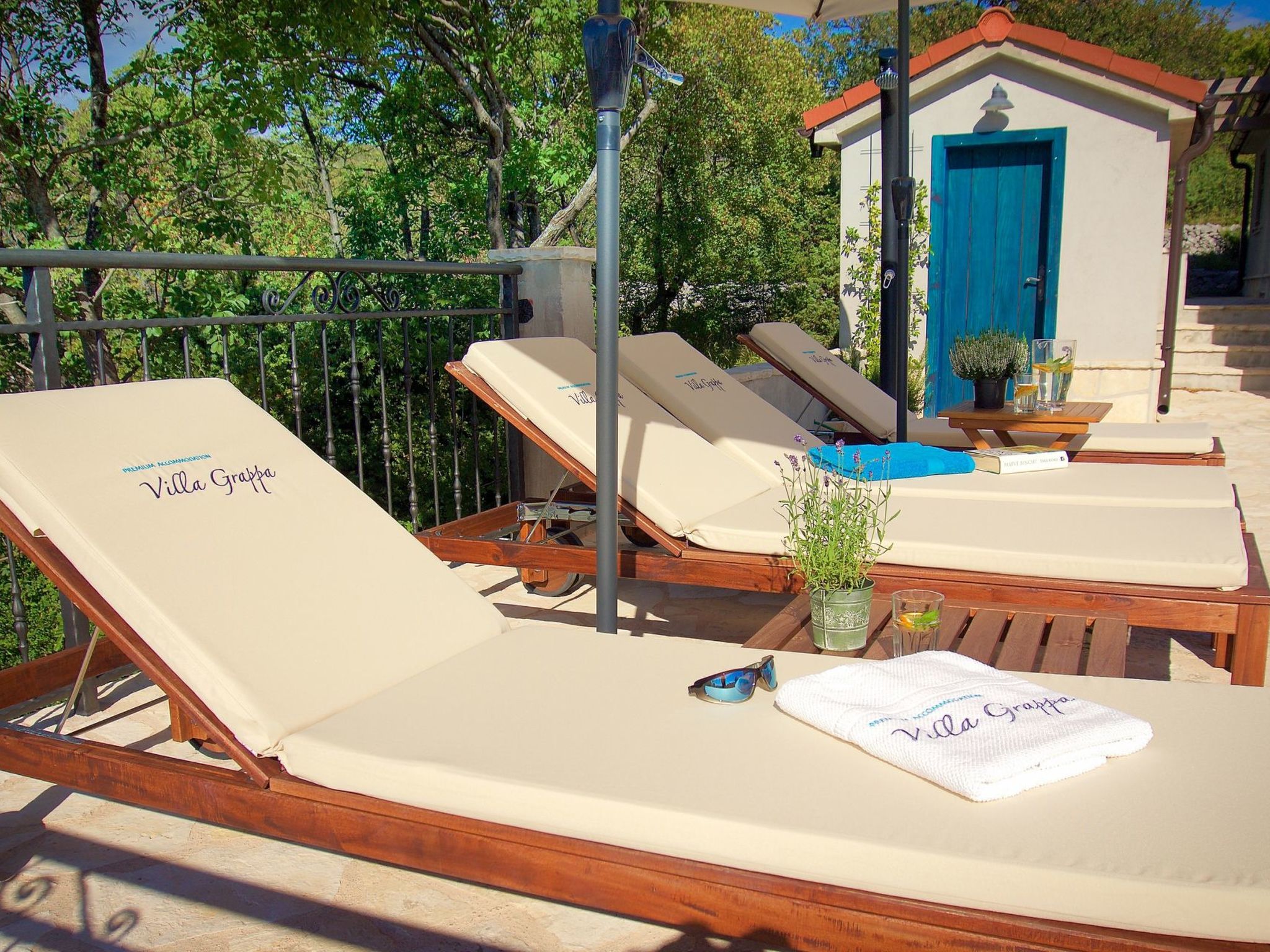 Ferienvilla mit Blick auf das Wasser-Inside