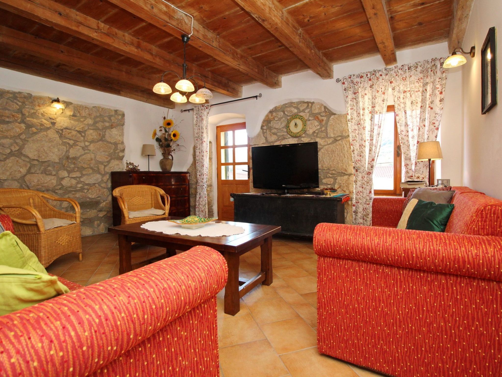 Renoviertes Steinhaus mit Garten und Pool ideal für ein erholsamen Urlaub-Binnen