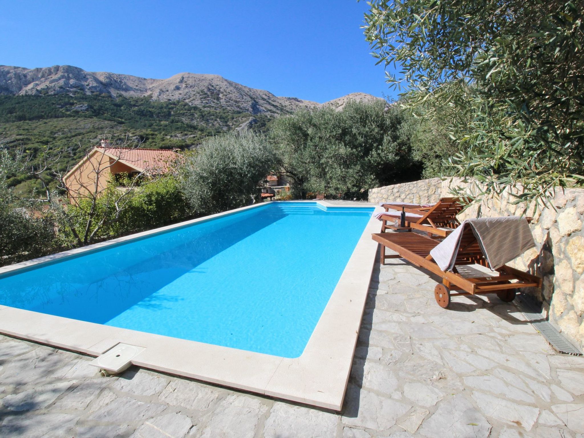 Renoviertes Steinhaus mit Garten und Pool ideal für ein erholsamen Urlaub-Binnen