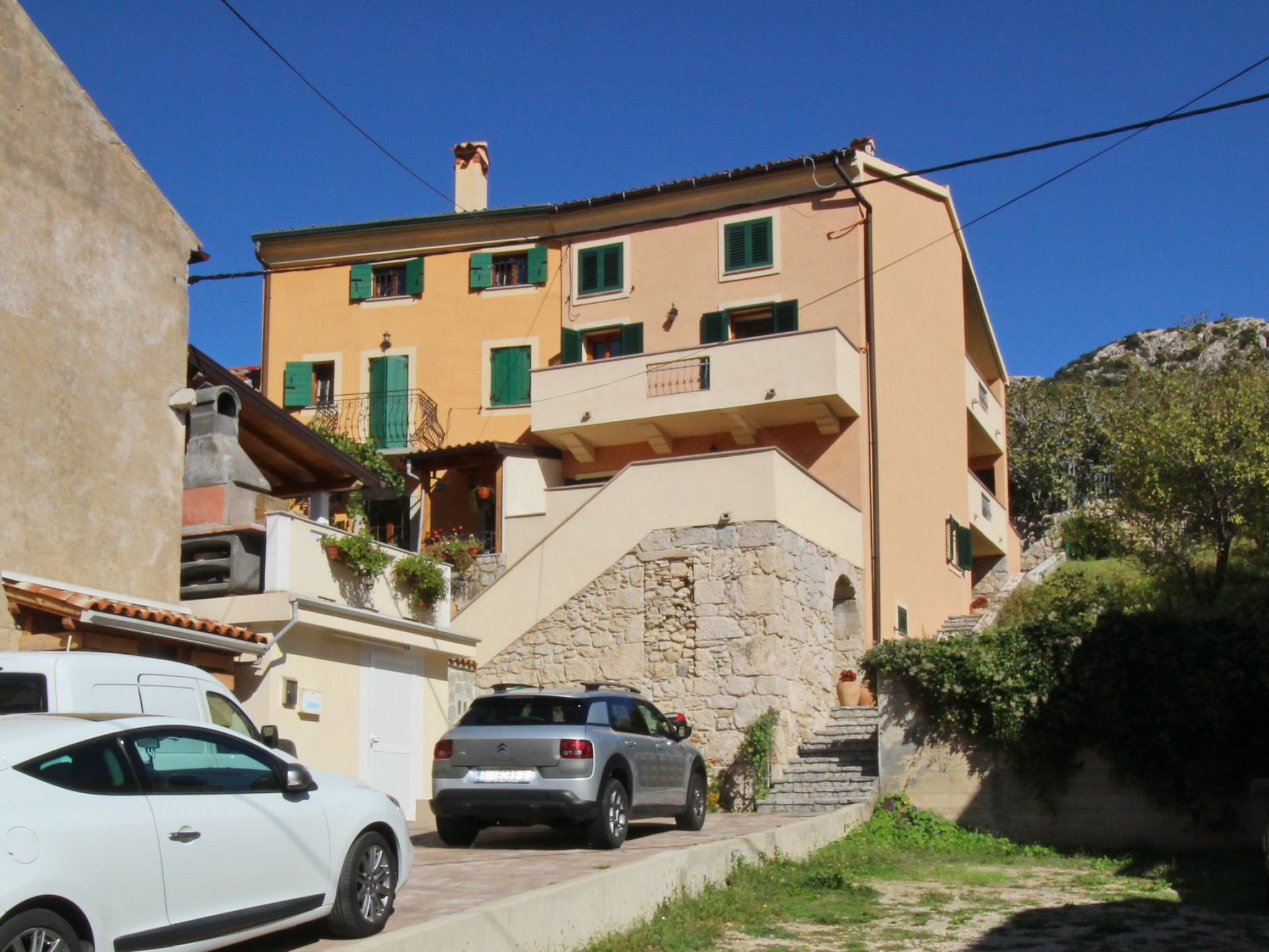 Renoviertes Steinhaus mit Garten und Pool ideal für ein erholsamen Urlaub-Binnen