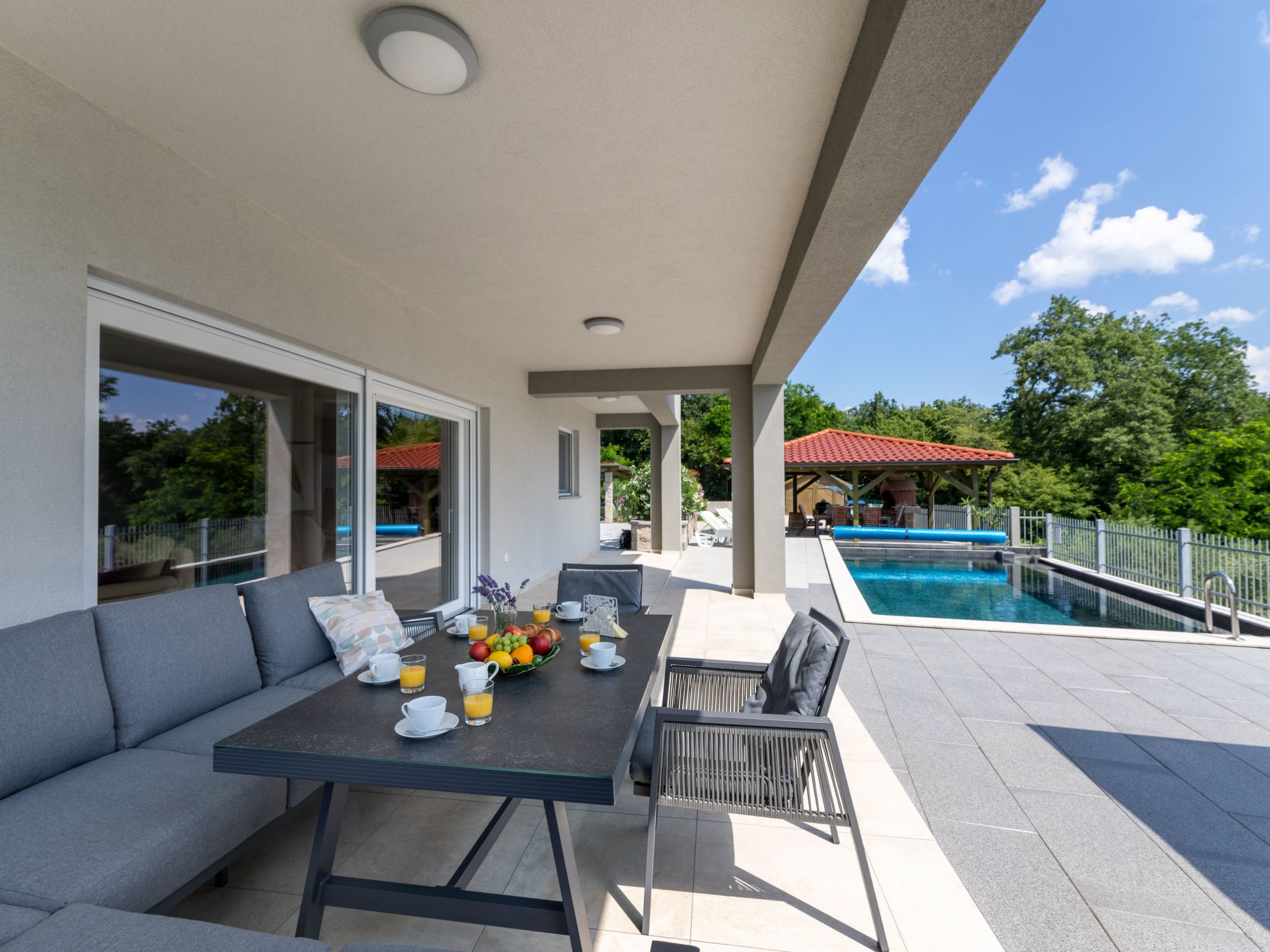 Vila Ema mit Meerblick-Drinnen