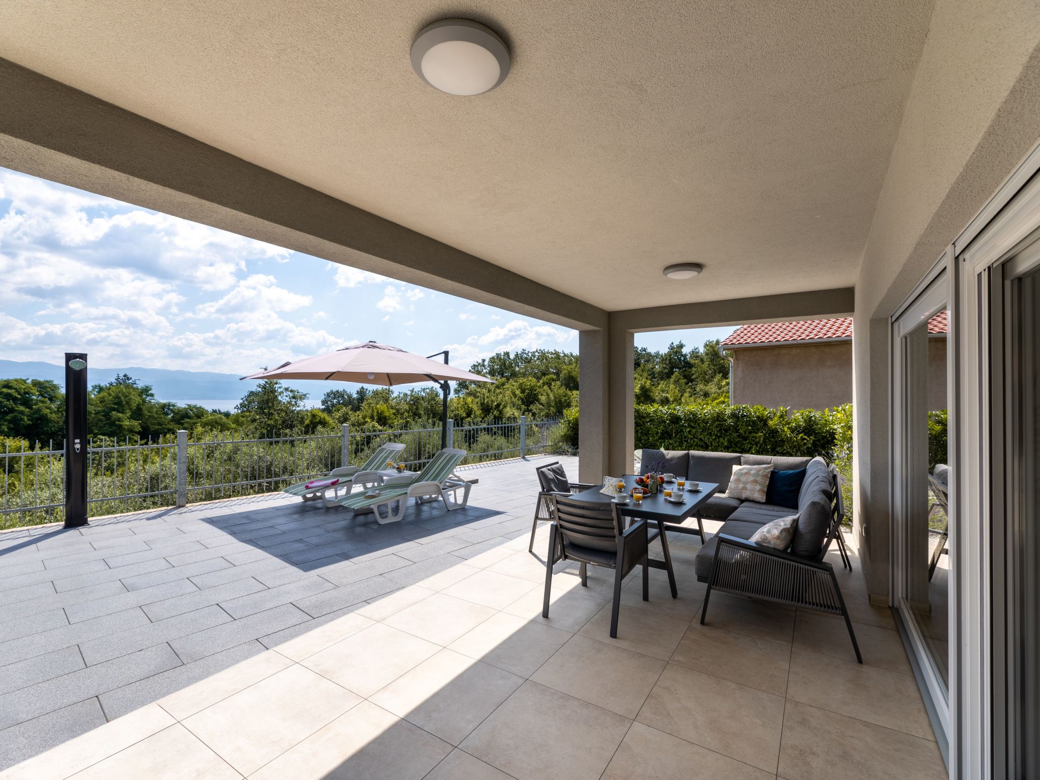 Vila Ema mit Meerblick-Drinnen