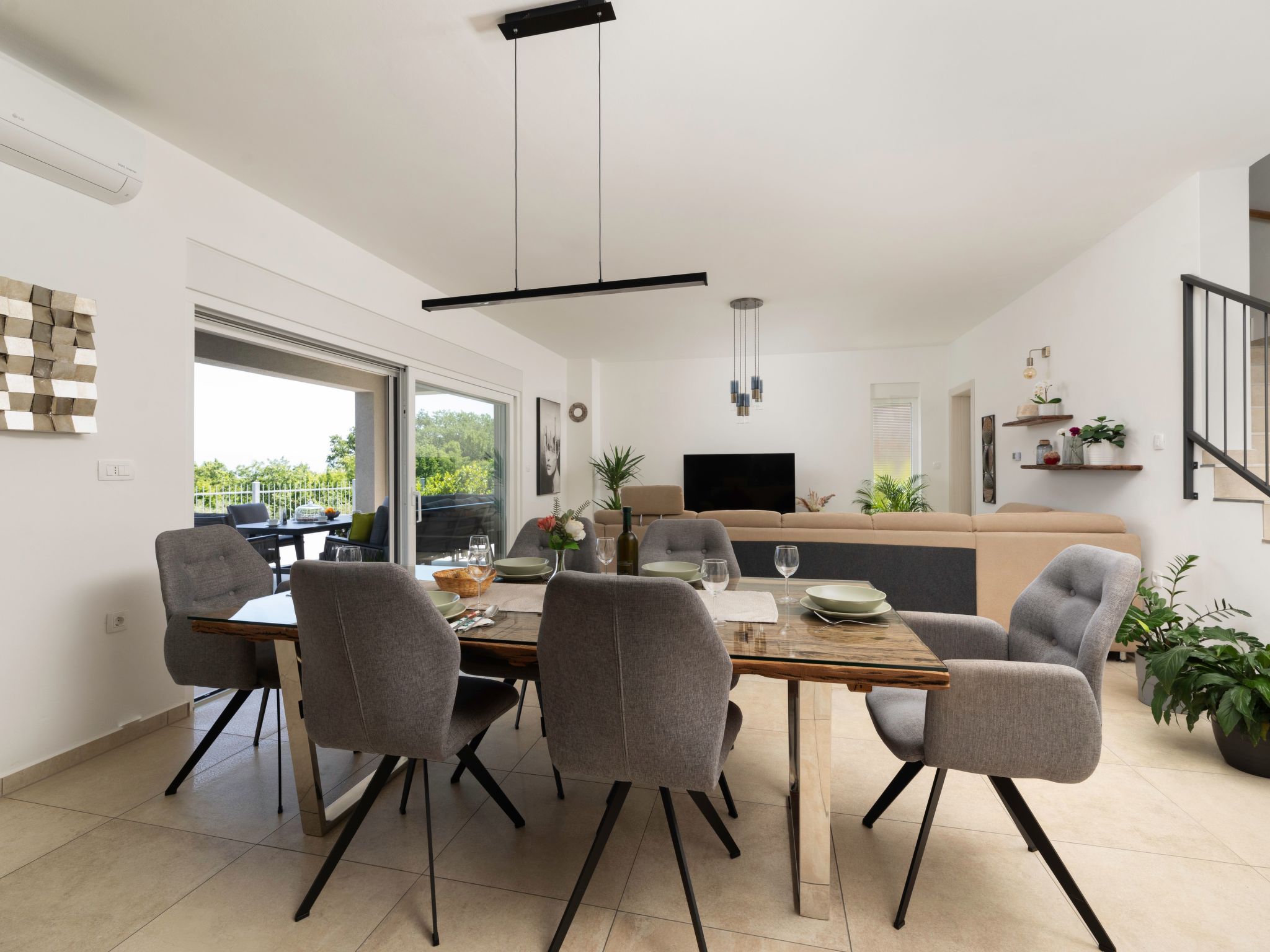 Vila Ema mit Meerblick-Drinnen