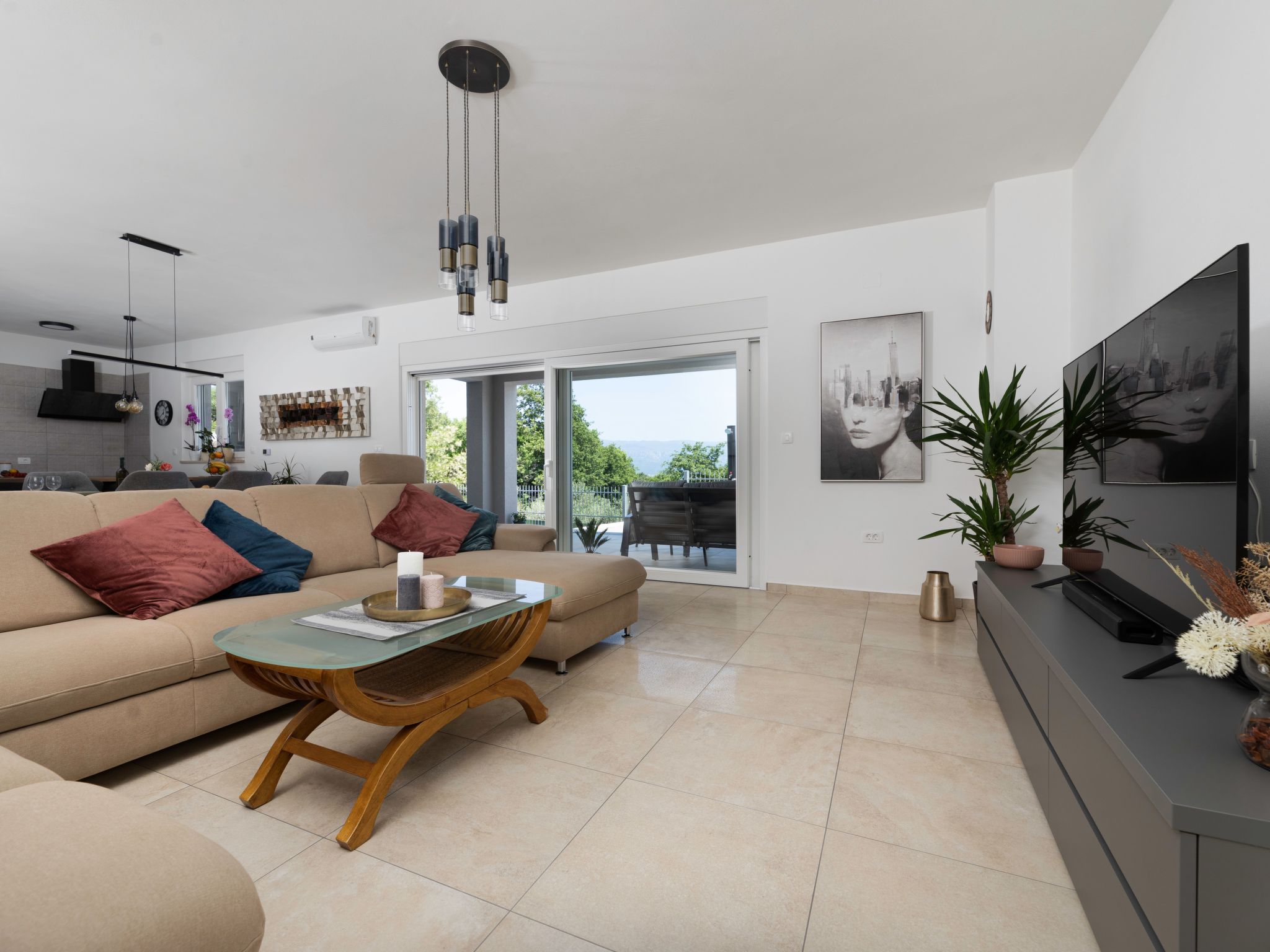 Vila Ema mit Meerblick-Drinnen