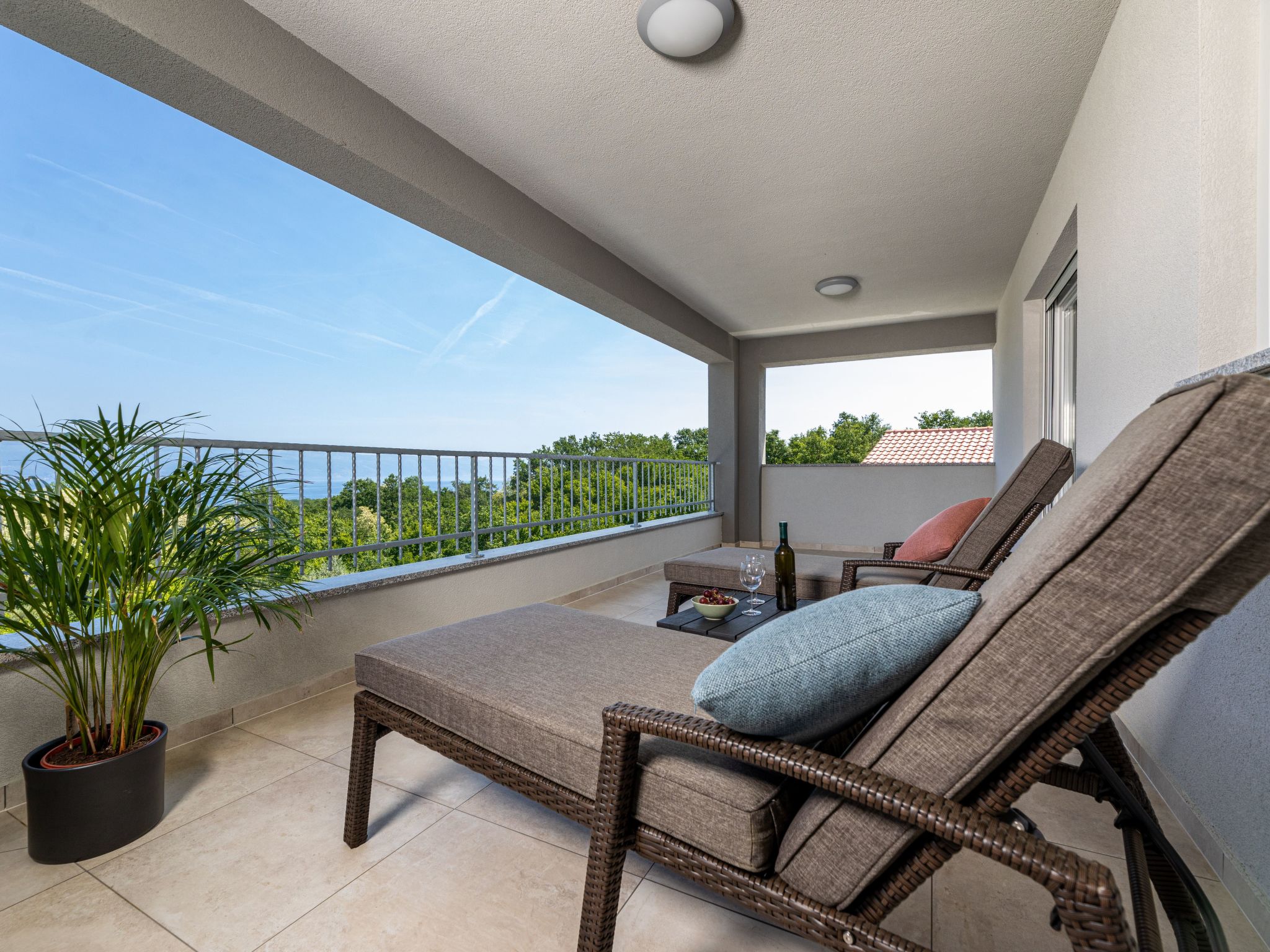 Vila Ema mit Meerblick-Drinnen