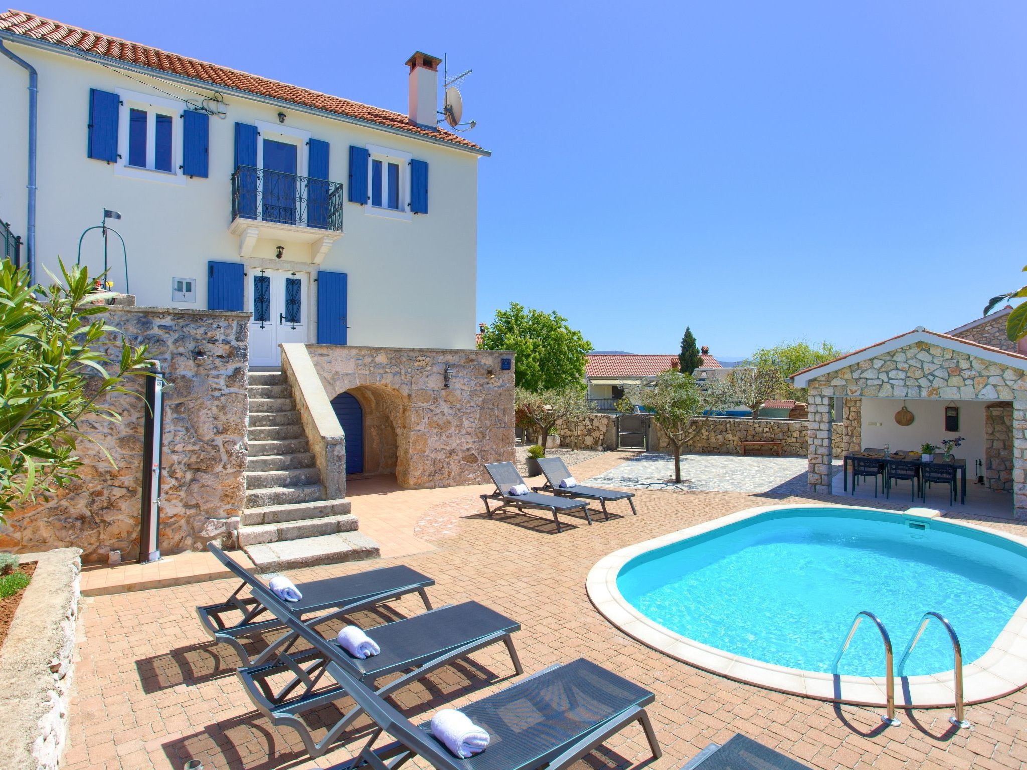 Steinvilla Margaret mit Pool und besonderem Flair-Dedans