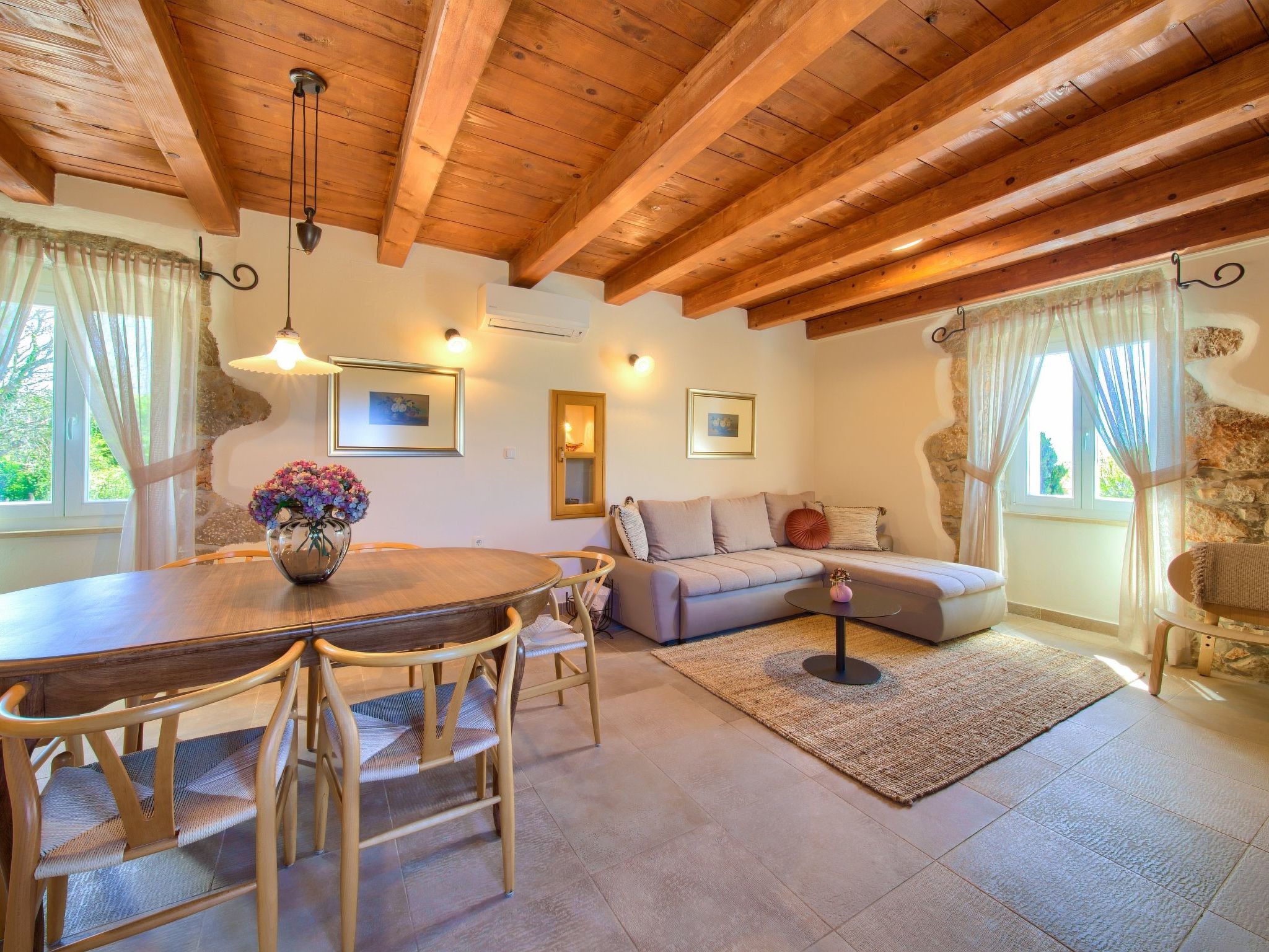 Steinvilla Margaret mit Pool und besonderem Flair-Dedans