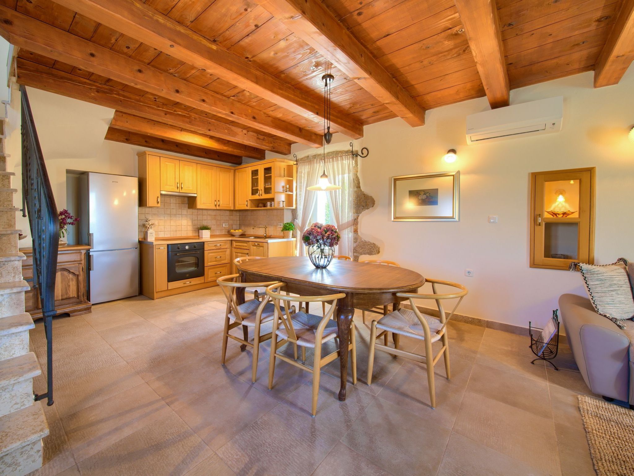 Steinvilla Margaret mit Pool und besonderem Flair-Dedans