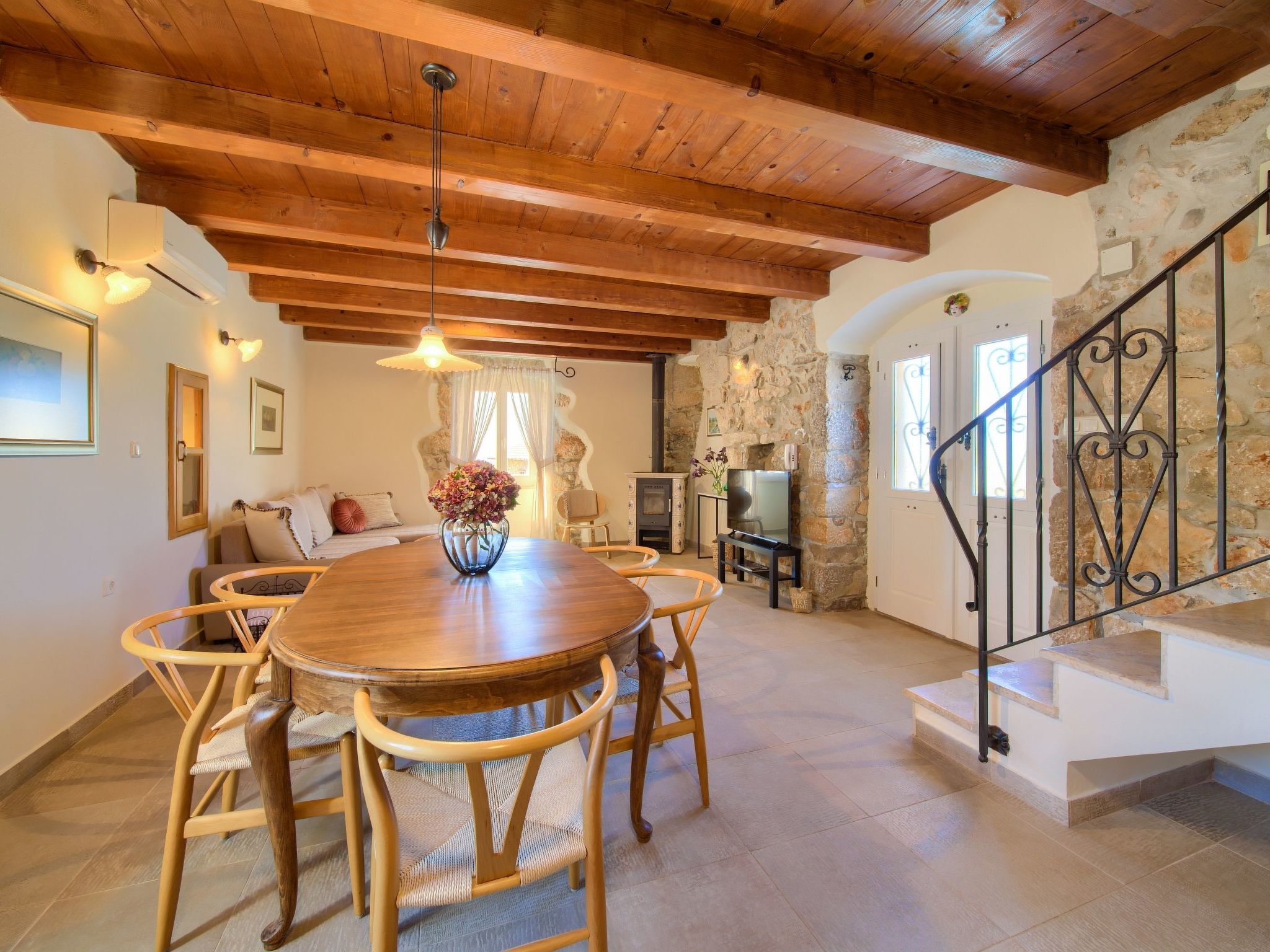 Steinvilla Margaret mit Pool und besonderem Flair-Dedans