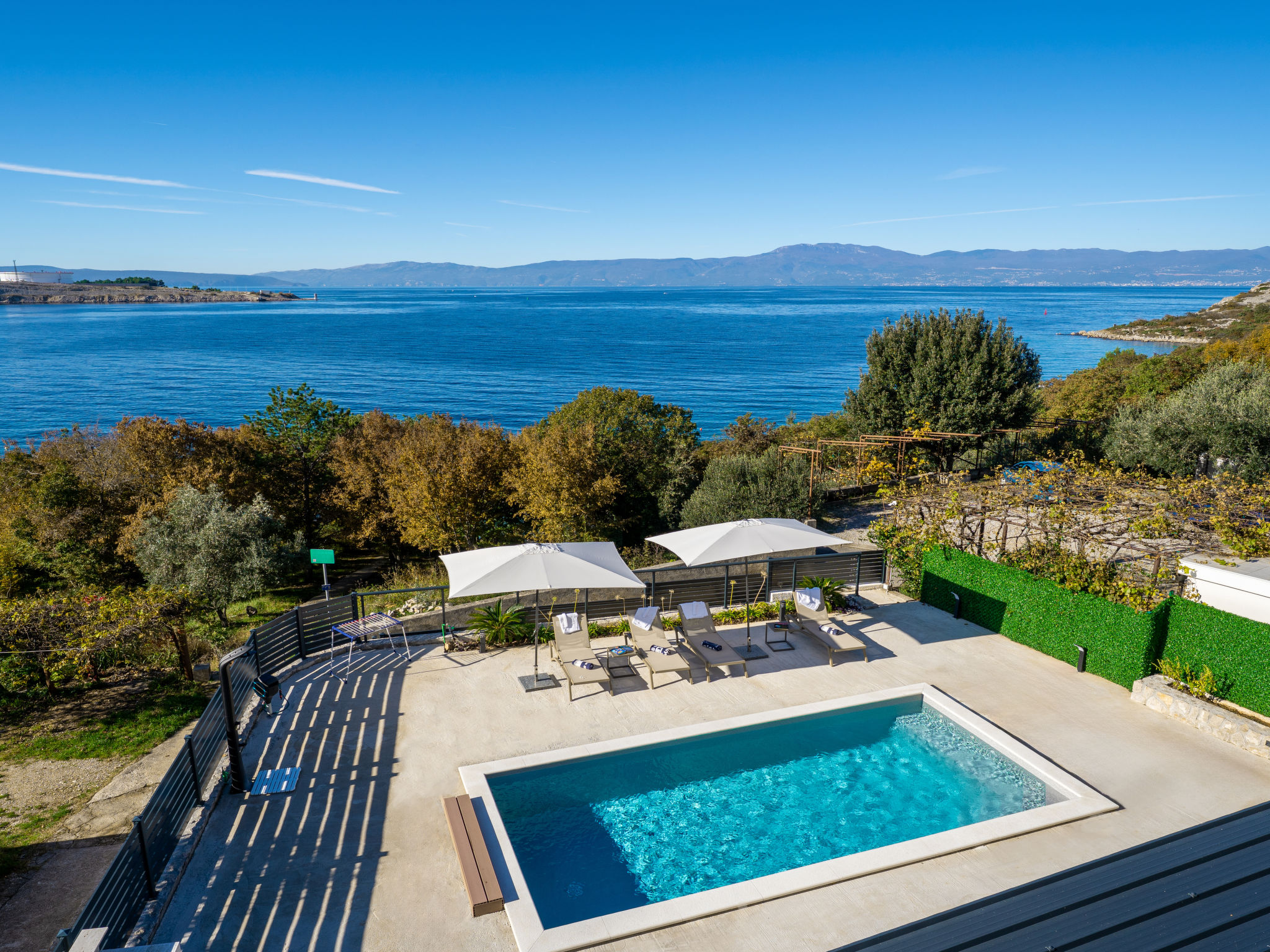 "Lamar", appartement 5-kamers 100 m2, op de bovenverdieping. Ruim en licht, gerenoveerd in 2025, modern en smaakvol ingericht: woon-/eetkamer met Kabel-TV. Uitgang naar het balkon. 1 kamer met 1 2-per..