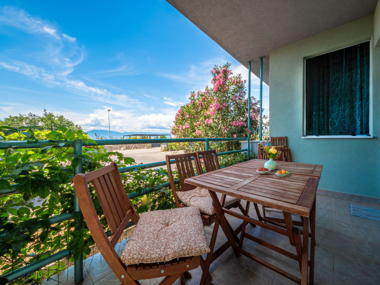 Op 600 m van zee: Ruim appartement Alenka in Omišalj, Krk in Omisalj