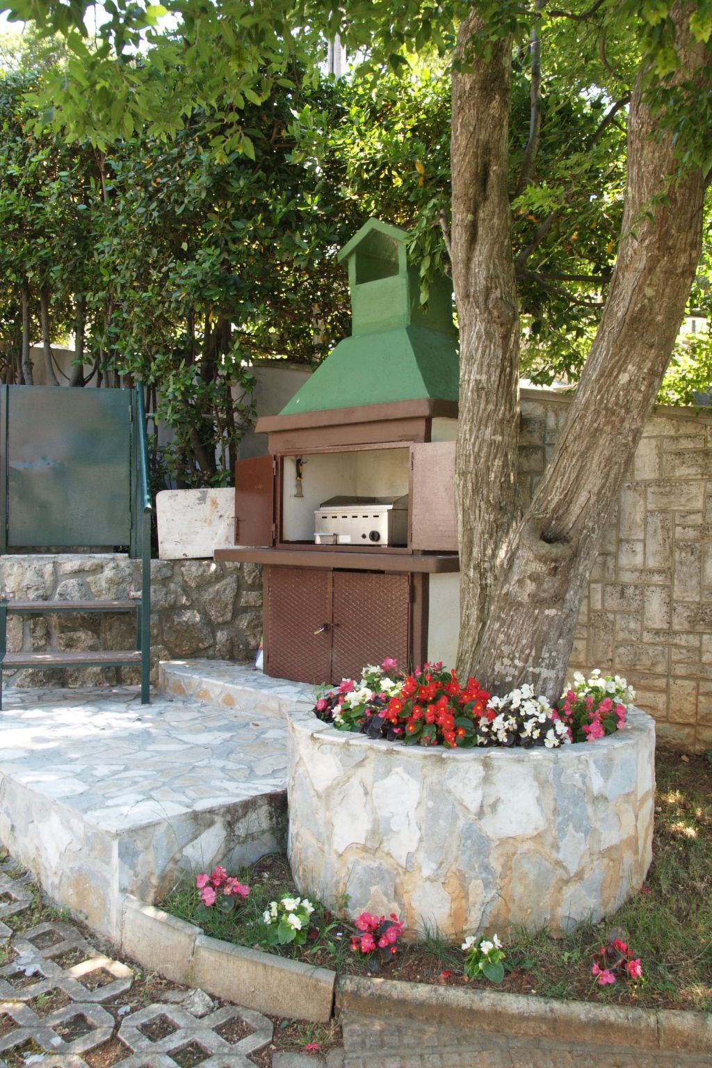 Mit einer überdachten Terrasse